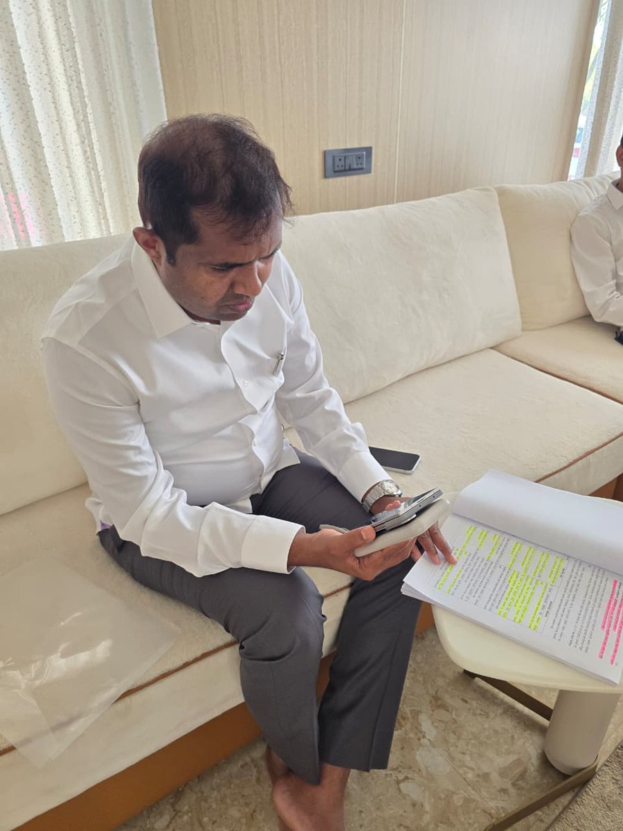 mlamangeshbjp's tweet photo. चाळीसगांव तालुक्यातील सोलर प्रकल्पग्रस्त शेतकऱ्यांच्या विविध समस्यांच्या अनुषंगाने गेल्या अनेक वर्षांपासून शेतकरी संघर्ष समितीमार्फत आवाज उठविला जात आहे. या पार्श्वभूमीवर त्यांच्या शंकांचे निरसरण मी दिलेल्या निवेदनानुसार आज राज्याचे महसूलमंत्री ना.श्री.चंद्रशेखर बावनकुळे साहेब यांच्या अध्यक्षतेखाली बैठक पार पडली. सदर बैठकीला व्हिडीओ कॉन्फरन्स माध्यमातून उपस्थित राहून फसवणूक झालेल्या शेतकऱ्यांना योग्य मोबदला मिळावा तसेच प्रकल्प उभारणीत पर्यावरण विषयक नियमांचे उल्लंघन, अनियमितता झाली असल्यास त्याची चौकशी करण्यात यावी अशी मागणी केली. मा.महसूलमंत्री महोदयांनी शेतकऱ्यांची बाजू समजून घेत याबाबत तात्काळ अहवाल सादर करण्याच्या सूचना जिल्हाधिकारी जळगाव यांना दिल्या.

#Chalisgaon #SolarProject #ShetkariHit #FarmerJustice #Maharashtra 

@cbawankule