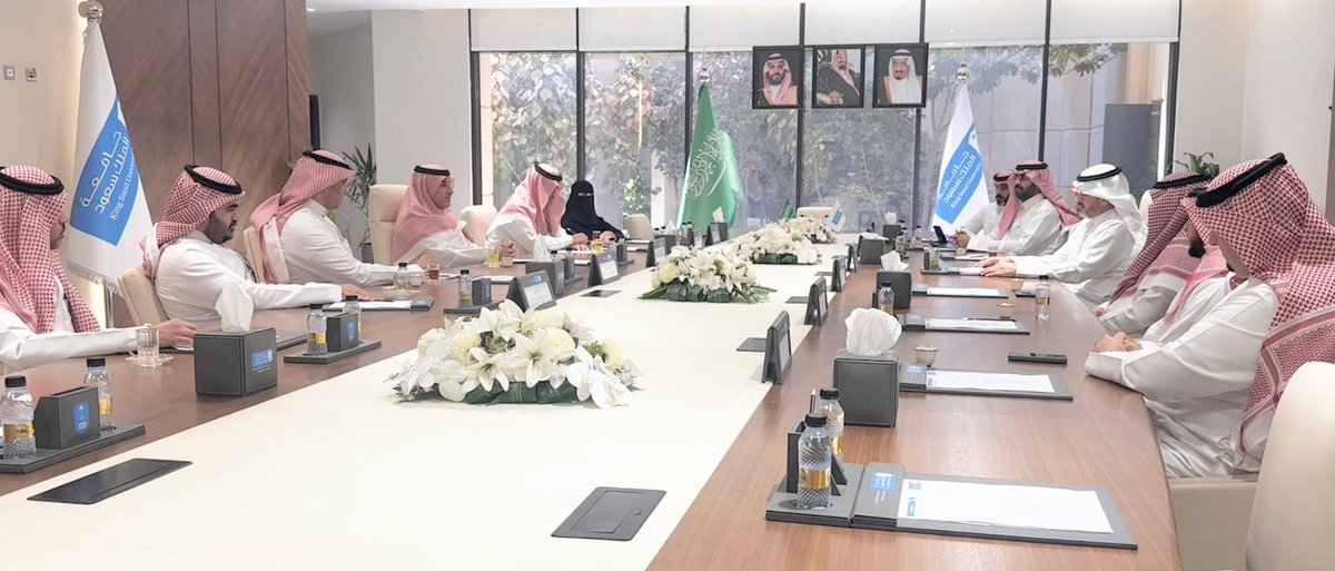KaiKsu's tweet photo. استقبل سعادة عميد #معهد_الملك_عبدالله_للبحوث_والدراسات_الاستشارية الدكتور عبدالله بن أحمد الثابت، وفد صندوق التعليم العالي الجامعي، برئاسة سعادة الأستاذ بدر بن إبراهيم البدر، حيث جرى استعراض فرص التعاون بين الجانبين، وبحث سبل الاستفادة من الخبرات البحثية والاستشارية في جامعة الملك سعود، للتعاون في مبادرات وبرامج الصندوق الداعمة لمنظومة التعليم العالي. 
كما ناقش الطرفان مجالات التعاون في الدراسات والخدمات الاستشارية التي تسهم في تعزيز كفاءة الاستثمار في قطاع التعليم العالي، بما يدعم مستهدفات رؤية السعودية 2030.