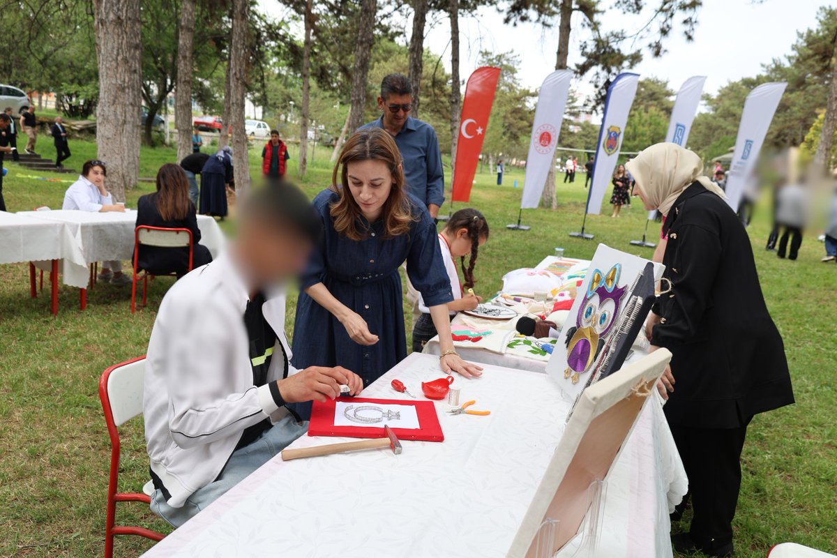 AnkaraDSM's tweet photo. Denetimli serbestlik tedbiri altındaki gençlerin sosyal gelişimlerini desteklemek ve motivasyonlarını artırmak amacıyla “Gençlik Günü Etkinliği” düzenlendi. Etkinliğe, Ankara Cumhuriyet Savcısı Sema Sonay Gökşen ile kurum personelimiz katılım sağladı. https://t.co/3ESDdFPKRJ
