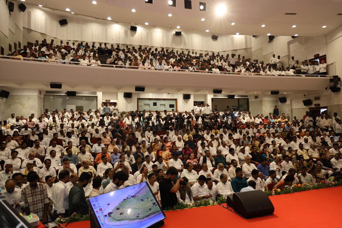 NCPspeaks's tweet photo. आज यशवंतराव चव्हाण सेंटर, मुंबई येथे पक्षाचा २७ वा वर्धापनदिन सोहळा उत्साहात पार पडला. २६ वर्षे पूर्ण करून २७ व्या वर्षात पदार्पण करणाऱ्या राष्ट्रवादी काँग्रेस पक्षाचा हा प्रवास केवळ एका राजकीय संघटनेचा नसून, पुरोगामी विचारांचा आदर्श वारसा घेऊन समाजातील शेवटच्या घटकाला न्याय मिळवून देण्यासाठी केलेल्या संघर्षाचा आहे. हा प्रवास ग्रामीण आणि शहरी भागाच्या सर्वांगीण विकासाचा असून, सामान्य जनतेला न्याय आणि हक्क मिळवून देण्याच्या ध्येयाशी बांधिल आहे.

हा प्रवास कार्यकर्त्यांमधून नेते घडवणाऱ्या 'शरद'रुपी राजकीय विद्यापीठाचा आहे. तो दूरगामी धोरणांचा, महिलांच्या स्वाभिमानाचा, सामाजिक समतेचा, शेतकऱ्यांच्या प्रगतीचा आणि महाराष्ट्राला उद्योग क्षेत्रात देशात अग्रस्थानी नेणाऱ्या दूरदृष्टीचा आहे.

यावेळी पक्षाचे संस्थापक आणि राष्ट्रीय अध्यक्ष माननीय खासदार पद्मविभूषण शरदचंद्रजी पवार साहेब यांच्या प्रमुख उपस्थितीत पक्षाचे सर्व विद्यमान व माजी खासदार, आमदार, माजी मंत्री, माजी पदाधिकारी, पक्षातील सर्व फ्रंटल सेल, विभाग, जिल्हा, तालुका व स्थानिक स्तरावरील पदाधिकारी, तसेच सर्व विभागीय समन्वयक, सेल प्रभारी, बूथ व शाखा स्तरावरील पदाधिकारी आणि राज्यातील ग्रामीण व शहरी भागातून आलेले पक्षाचे सर्व निष्ठावंत कार्यकर्ते मोठ्या संख्येने उपस्थित होते.
