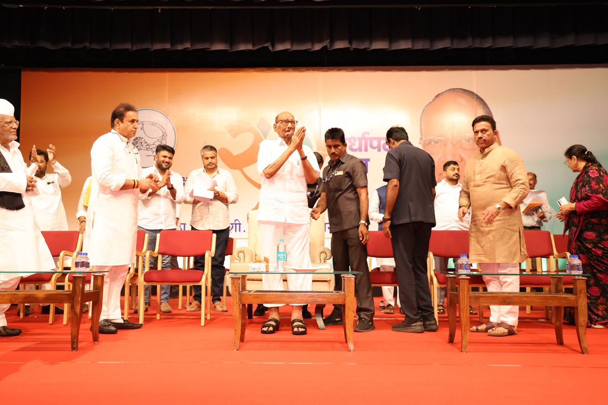 NCPspeaks's tweet photo. आज यशवंतराव चव्हाण सेंटर, मुंबई येथे पक्षाचा २७ वा वर्धापनदिन सोहळा उत्साहात पार पडला. २६ वर्षे पूर्ण करून २७ व्या वर्षात पदार्पण करणाऱ्या राष्ट्रवादी काँग्रेस पक्षाचा हा प्रवास केवळ एका राजकीय संघटनेचा नसून, पुरोगामी विचारांचा आदर्श वारसा घेऊन समाजातील शेवटच्या घटकाला न्याय मिळवून देण्यासाठी केलेल्या संघर्षाचा आहे. हा प्रवास ग्रामीण आणि शहरी भागाच्या सर्वांगीण विकासाचा असून, सामान्य जनतेला न्याय आणि हक्क मिळवून देण्याच्या ध्येयाशी बांधिल आहे.

हा प्रवास कार्यकर्त्यांमधून नेते घडवणाऱ्या 'शरद'रुपी राजकीय विद्यापीठाचा आहे. तो दूरगामी धोरणांचा, महिलांच्या स्वाभिमानाचा, सामाजिक समतेचा, शेतकऱ्यांच्या प्रगतीचा आणि महाराष्ट्राला उद्योग क्षेत्रात देशात अग्रस्थानी नेणाऱ्या दूरदृष्टीचा आहे.

यावेळी पक्षाचे संस्थापक आणि राष्ट्रीय अध्यक्ष माननीय खासदार पद्मविभूषण शरदचंद्रजी पवार साहेब यांच्या प्रमुख उपस्थितीत पक्षाचे सर्व विद्यमान व माजी खासदार, आमदार, माजी मंत्री, माजी पदाधिकारी, पक्षातील सर्व फ्रंटल सेल, विभाग, जिल्हा, तालुका व स्थानिक स्तरावरील पदाधिकारी, तसेच सर्व विभागीय समन्वयक, सेल प्रभारी, बूथ व शाखा स्तरावरील पदाधिकारी आणि राज्यातील ग्रामीण व शहरी भागातून आलेले पक्षाचे सर्व निष्ठावंत कार्यकर्ते मोठ्या संख्येने उपस्थित होते.