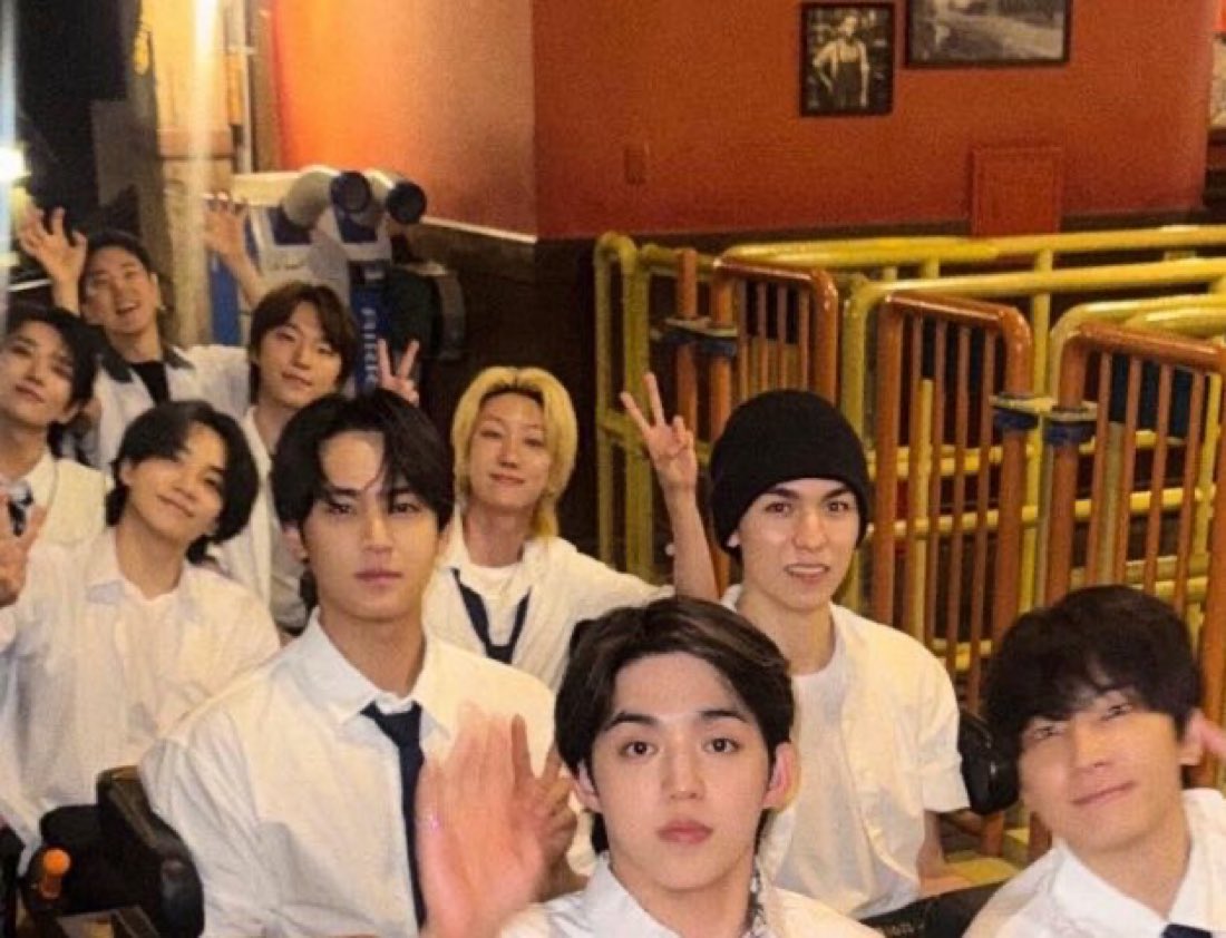 shuarroll's tweet photo. everyone else jolly asf and only vernon and mingyu look like theyre being held at gunpoint https://t.co/emtPl052OV