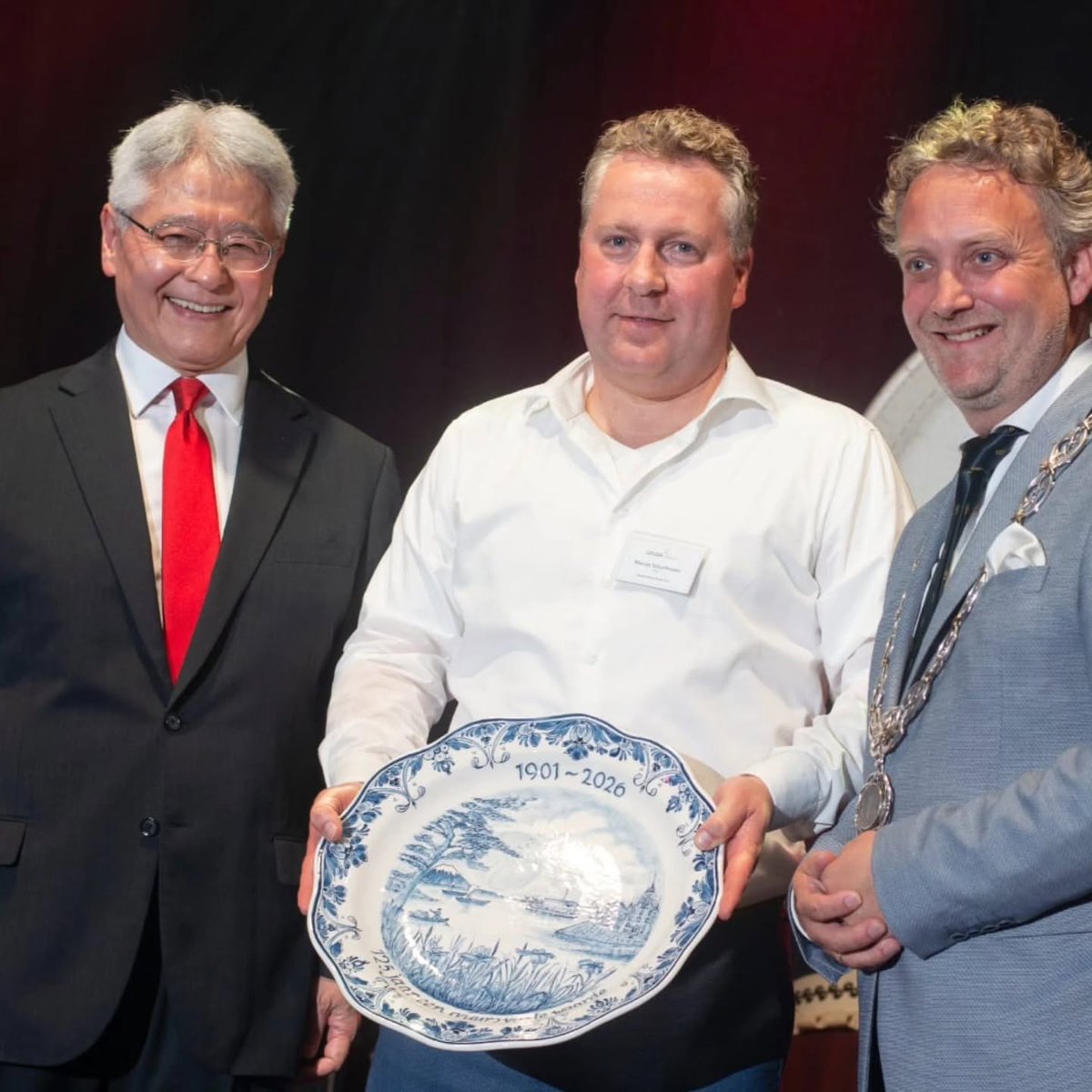 RaymondAarsman1's tweet photo. In opdracht van Gemeente Gouda #voor jubilerend Gouda Refractories 125 jaar: een schotel van plateel, een samensmelting van Japan en Nederland. Aangeboden door burgemeester Pieter Verhoeve. https://t.co/gUZK73dr3D https://t.co/NBf7xSWPFf