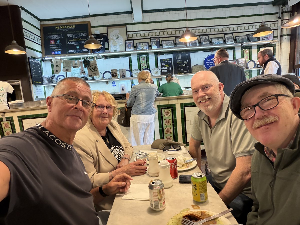 m4rk1964's tweet photo. @NKchez pie and mash selfie #Manze https://t.co/qlHzhSw1y7