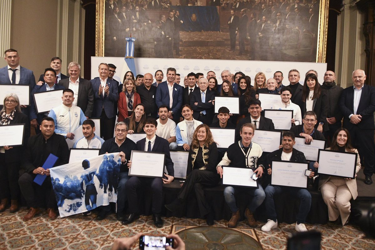 ceciliamoreauok's tweet photo. Acompañé al diputado @jorgechica80 en la entrega de los premios “Islas Malvinas”, un reconocimiento de la Comisión de Deportes de la HCDN  a quienes enaltecen el deporte argentino. 🇦🇷 https://t.co/K9hhXbZkTV