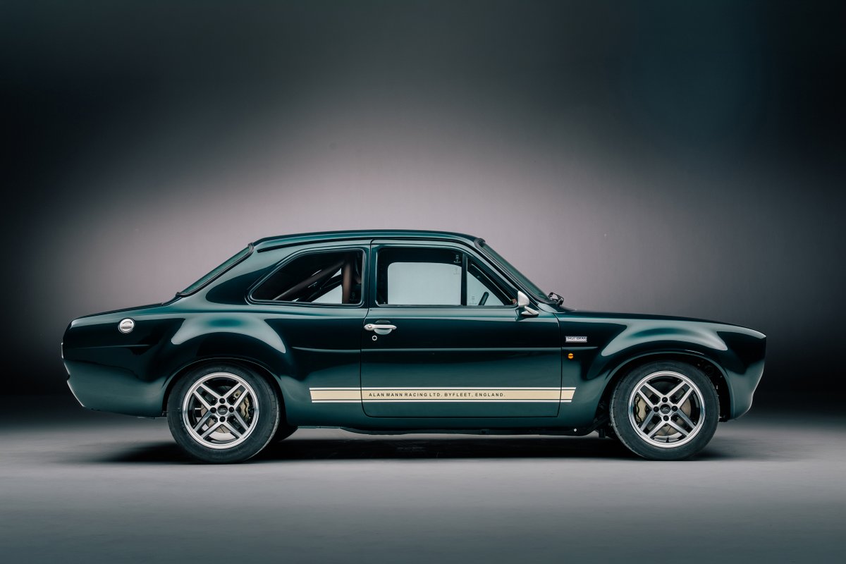 tuningblog_eu's tweet photo. Ford Escort Mk1 RS mit 330 PS, 10.000 U/min und Heckantrieb? 🔥 Boreham Motorworks macht aus der Rallye-Legende eine moderne Retro-Waffe. Traumauto oder Hype? Link zum Artikel in den Kommentaren. #FordEscortMk1RS #Restomod #ClassicCars https://t.co/wezaDttmmV