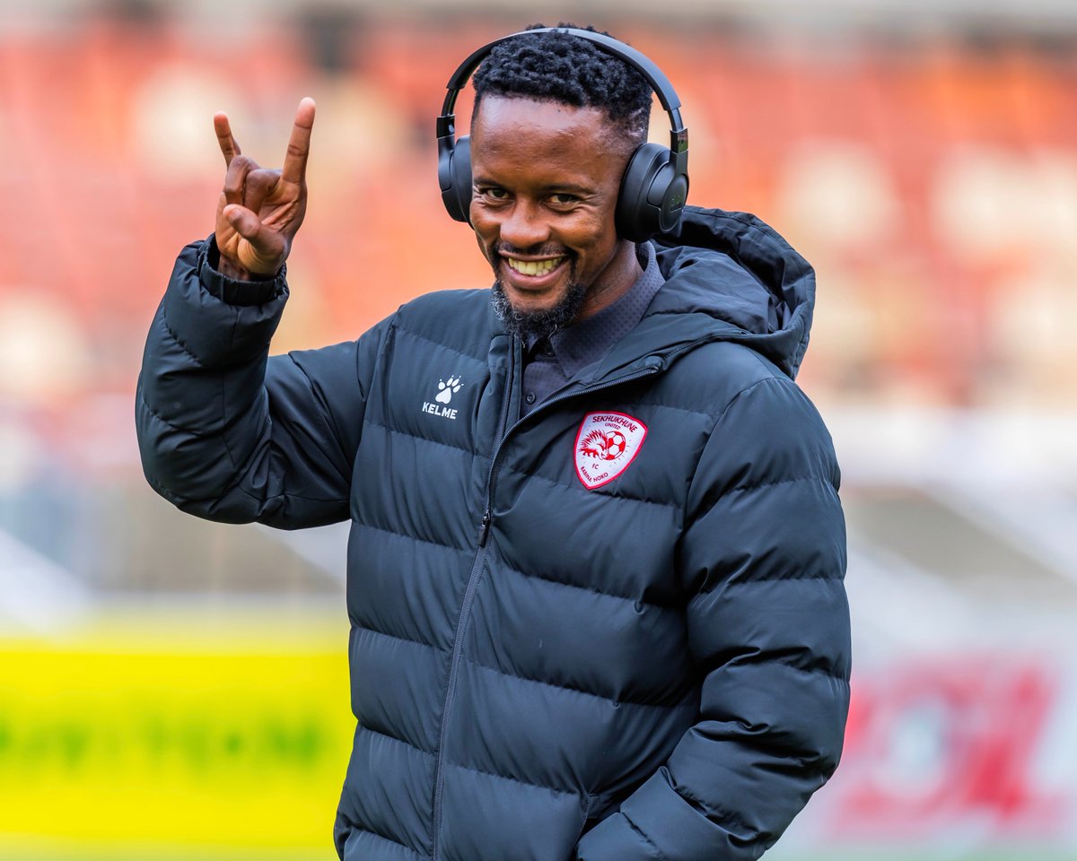 iDiskiTimes's tweet photo. 𝗕𝗥𝗘𝗔𝗞𝗜𝗡𝗚‼️

Sekhukhune United captain Linda Mntambo has retired from football at the age of 37.

The former Orlando Pirates &amp; Chippa United attacker looks set to switch his soccer boots for the mic as an analyst. https://t.co/UOcjUgcLiA