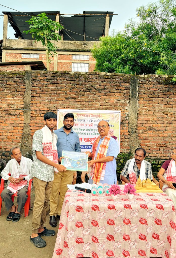 robihindustani's tweet photo. #FelicitationCeremony 🏆
51 nos. of students from our ward who passed HSLC and HS examinations and five talented youths were felicitated in the presence of Hon'ble MLA,Jorhat.
Venue: Pujadubi,Ward No 3,Jorhat.
@hitendranathgos
#Jorhat 
#Education https://t.co/typr9bVPVZ