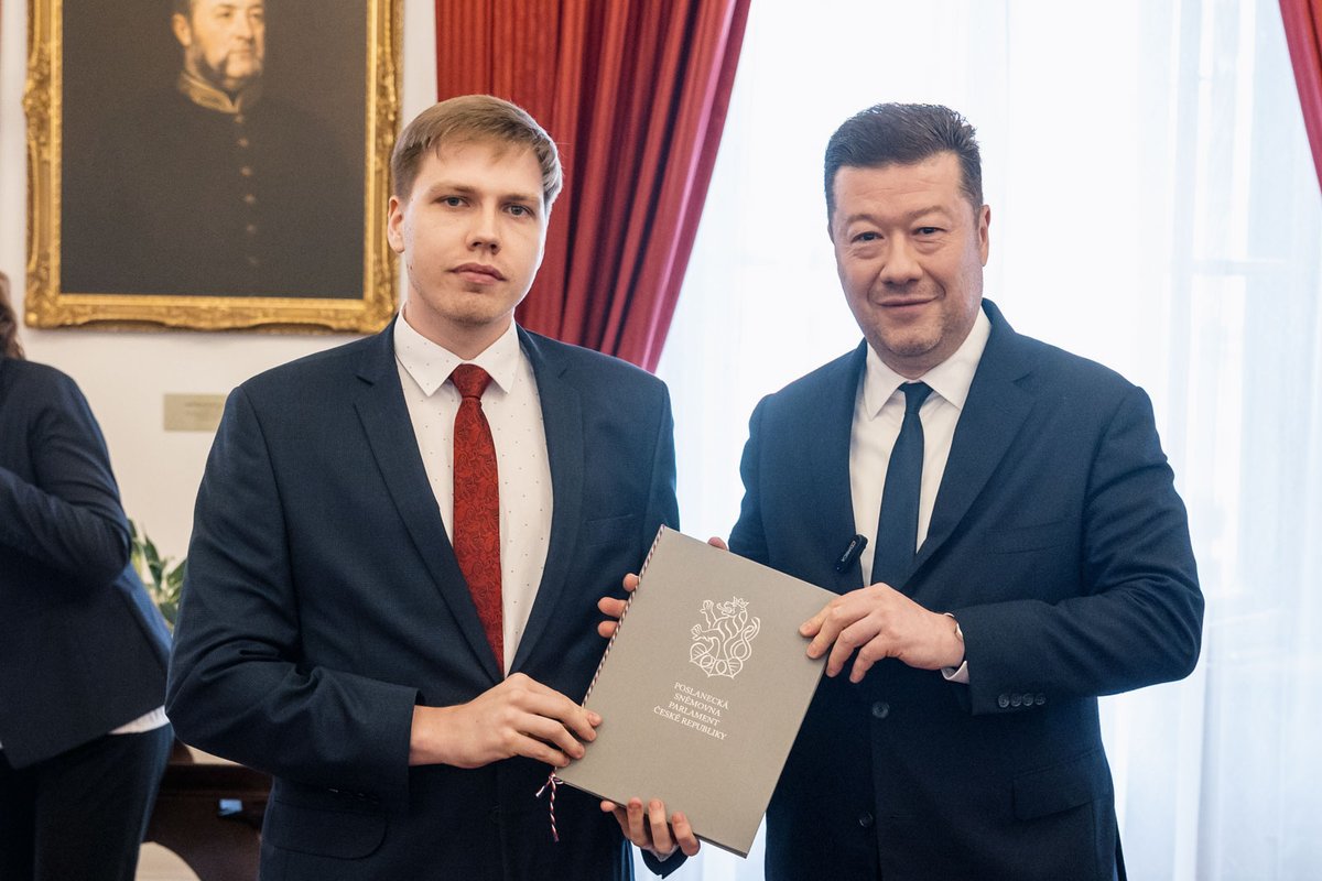 snemovna's tweet photo. Vítězem 10. ročníku soutěže o Cenu F. L. Riegra, která je udělována za nejlepší kvalifikační práce věnované parlamentarismu, se stal Matěj Mezera z Právnické fakulty Univerzity Karlovy. Vítězům ocenění udělil předseda Poslanecké sněmovny Tomio Okamura.
➡️https://t.co/AlR0remXBA https://t.co/CrnHQzj7FL
