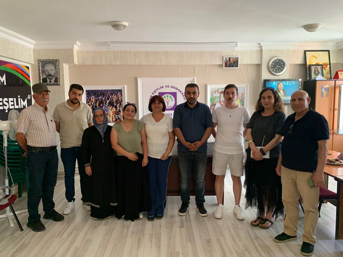 GebzeHdp's tweet photo. 📌 Dilovası Ravive Kozmetik'te katledilen işçilerin aileleriyle DEM Parti Gebze İlçe Örgütü'müzde bir araya geldik. Katledilen işçilerin aileleri olarak yürüttükleri adalet mücadelesini büyütmek ve tüm sorumluların yargılanarak hak ettikleri cezayı almaları için DEM Parti olarak+ https://t.co/4HXhnpaSxA