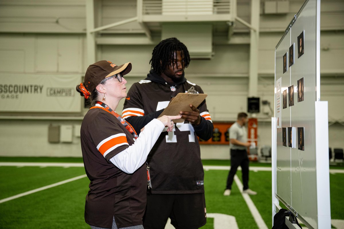 crosscountrymtg's tweet photo. What started as a sweepstakes became a day full of surprises.

Dedicated Dawgs winner Kim Chapman toured CrossCountry Mortgage Campus, met Browns tight end Harold Fannin Jr., took on a combine challenge and helped create a lasting impact for her hometown. https://t.co/ylYatCgWBY
