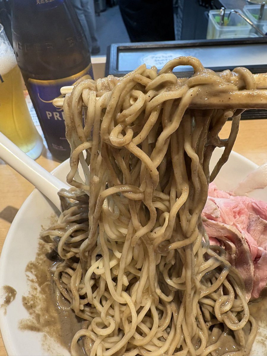 FamisoruR's tweet photo. 煮干中華そば 結。@大森
プレモル
特製濃純濃度増し
濃厚蟹味噌和え玉ハーフ

仕事が早く終わってくれたので久しぶりに。
結さんのプレモルは美味いのよ…
何より中瓶ってのが良き。

肝心の濃純濃度増しは…混ぜそばやん。(笑)
とにかく煮干を強調していて攻撃的な美味さ。🤤

麺をすするたびにどんどんスープのようなものが減っていく。(笑)

こんなものに濃厚な和え玉投下したら完全に混ぜそば化ですよ。🤤

終わる前に濃度増し堪能できて良かったぁ。

幸腹逸杯、ご馳走様でした🙏