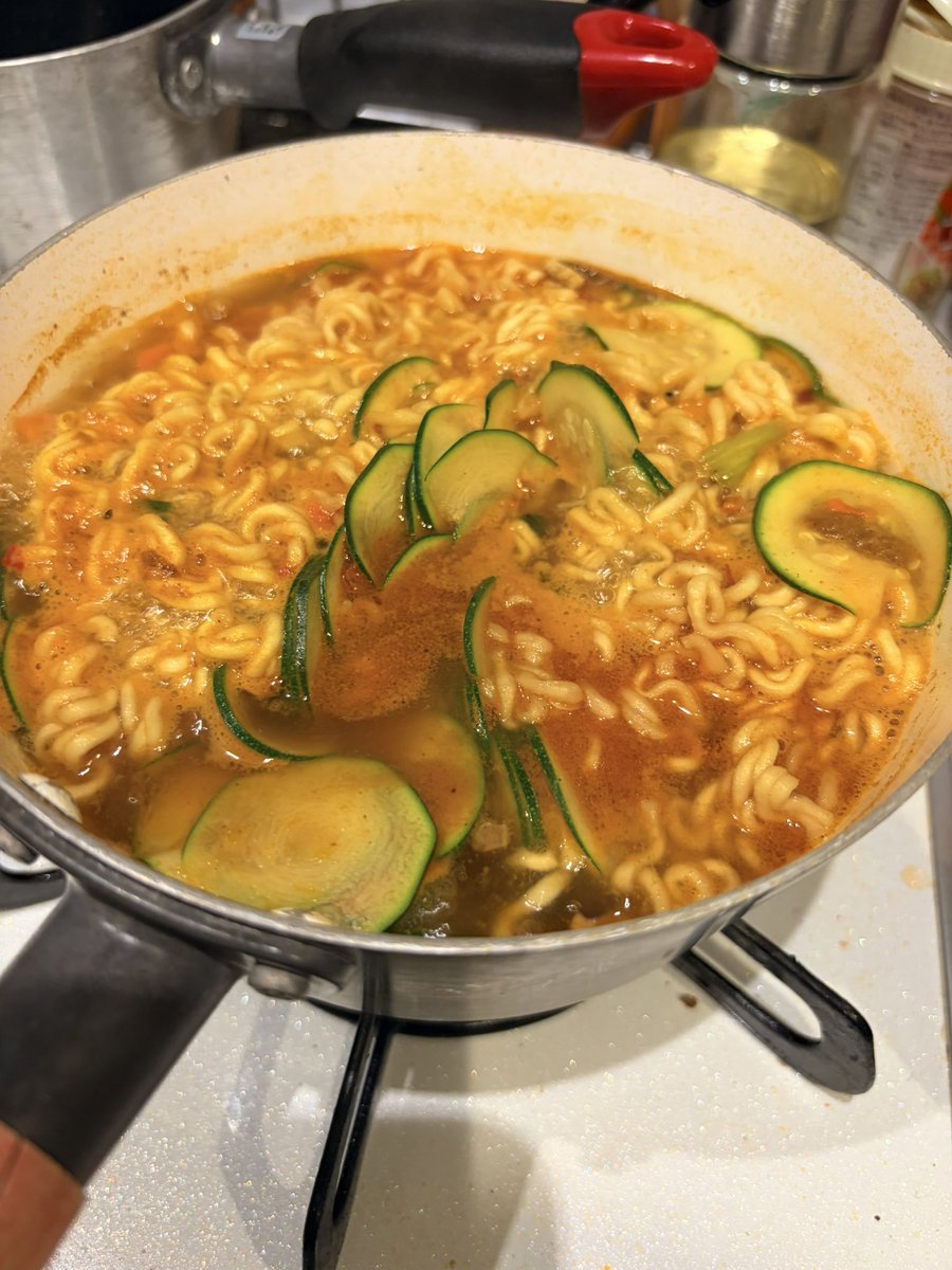 Find_Orz's tweet photo. @natune_429 ズッキーニだす
カレー味のラーメンになりました https://t.co/owsBJyZuSv
