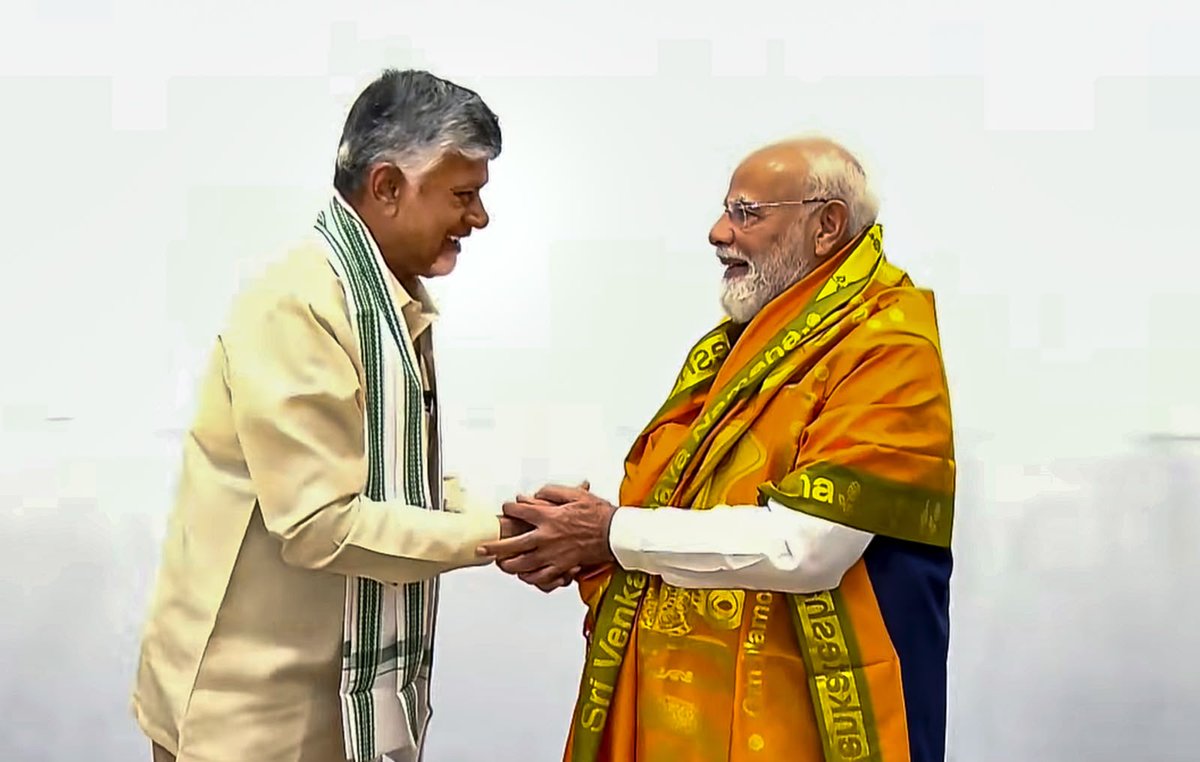 cbn_updates1's tweet photo. ఢిల్లీలో ఎన్డీఏ మిత్రపక్షాల సమావేశంలో ముఖ్యమంత్రి చంద్రబాబు నాయుడు గారు పాల్గొన్నారు. సమావేశానికి ముందు ప్రధాని
@narendramodi
గారిని సీఎం చంద్రబాబు గారు ప్రత్యేకంగా కలిసి అభినందించారు. 
 #NarendraModi 
#CBNInDelhi 
#ChandrababuNaidu https://t.co/6iyMEgX47M