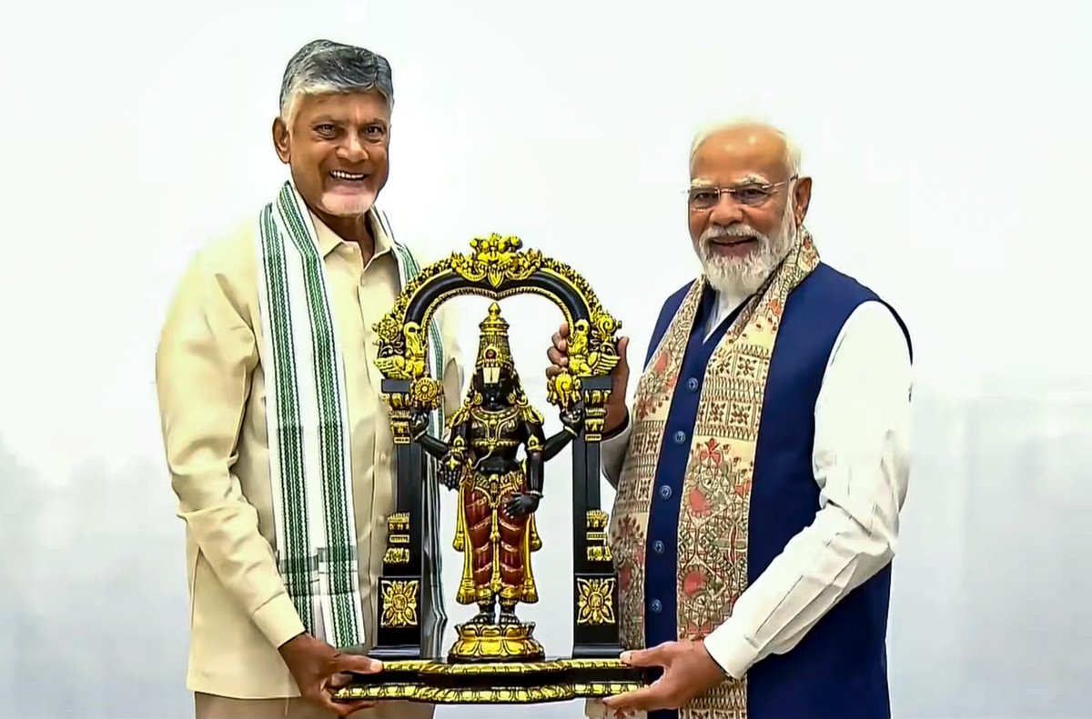 cbn_updates1's tweet photo. ఢిల్లీలో ఎన్డీఏ మిత్రపక్షాల సమావేశంలో ముఖ్యమంత్రి చంద్రబాబు నాయుడు గారు పాల్గొన్నారు. సమావేశానికి ముందు ప్రధాని
@narendramodi
గారిని సీఎం చంద్రబాబు గారు ప్రత్యేకంగా కలిసి అభినందించారు. 
 #NarendraModi 
#CBNInDelhi 
#ChandrababuNaidu https://t.co/6iyMEgX47M