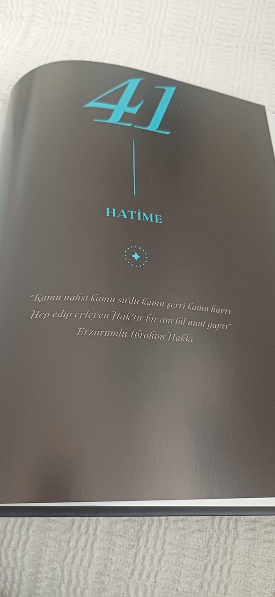 SelmaVenedik's tweet photo. Kitaplıgımda elime geçen, yeniden keyifle okuyacağım ,  cevaplarını bildiğim soruların neden bunca senedir liderimden vaz geçmediğimin , kitaba dökülmüş hali. Yüzümde tebessüm,,,,Her An her zaman hep Erdoğan ,Lider ötesi insan.. Bu arada Kitap 41 bölüm #41kereMasaAllah @RTErdogan https://t.co/EC3AUOpYMQ