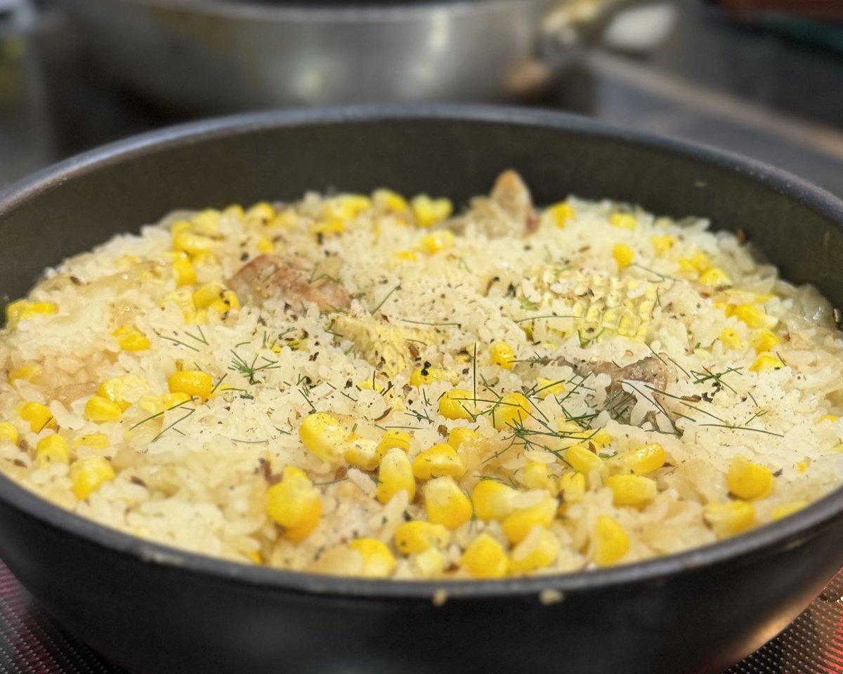 blindwalk's tweet photo. 深夜料理部の部活します。今日はスパイス炊き込みご飯、具はスペアリブ・とうもろこし。炊き上がりに黒胡椒とディル。
#深夜料理部 https://t.co/HgDBpBgla1