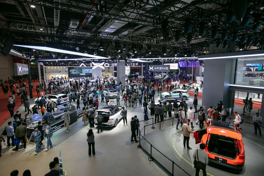 CE_ChinaEconomy's tweet photo. #China's #NEV output rose 22.4% YoY to 1.554 million units, while sales increased 14.4% to 1.496 million units, according to the China Association of Automobile Manufacturers (CAAM). NEVs accounted for 56.9% of total new car sales in May. In the first five months, NEV output and sales reached 5.841 million and 5.802 million units, up 2.5% and 3.5% YoY.