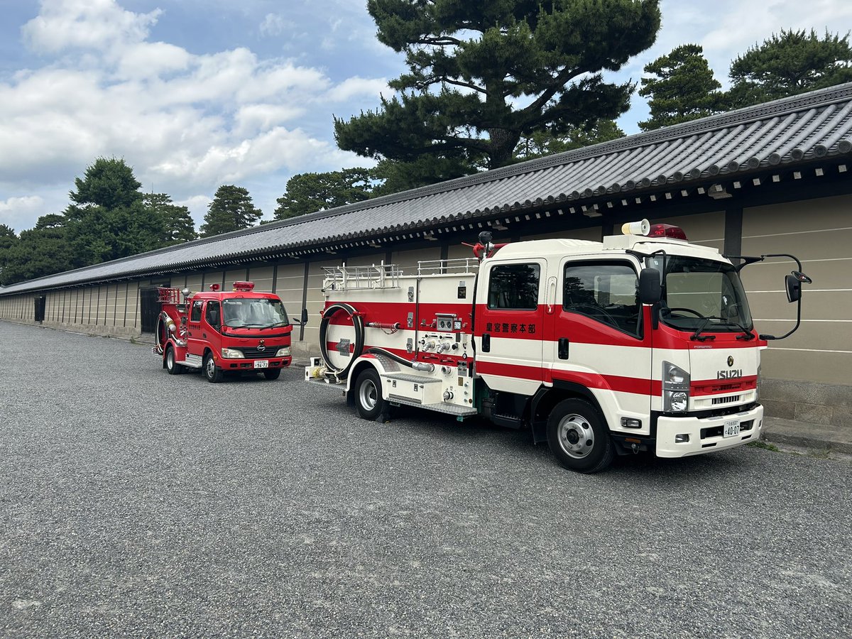 SP_takoyaki's tweet photo. こないだ京都御所を散歩していた時に見かけた皇宮警察の消防車
消防車に警察って書かれてるのがなかなかシュール https://t.co/ai3js9r0jB