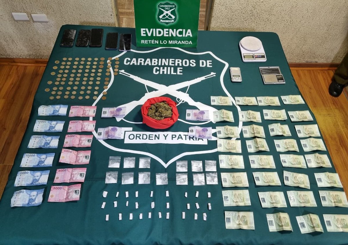 carab_ohiggins's tweet photo. 🚔 Lo que comenzó como un procedimiento por venta clandestina de alcohol en #LoMiranda, comuna de #Doñihue, terminó con la incautación de pasta base, ketamina y marihuana y la detención de un sujeto. @Carab_OHiggins del Retén Lo Miranda, llegó al domicilio para dar cumplimiento a una orden de entrada y registro por una investigación de comercialización ilegal de alcohol y se encontró con droga. En el procedimiento también decomisó 3 pesas digitales, 4 celulares y más de $140 mil en efectivo.
#OrdenyPatria
