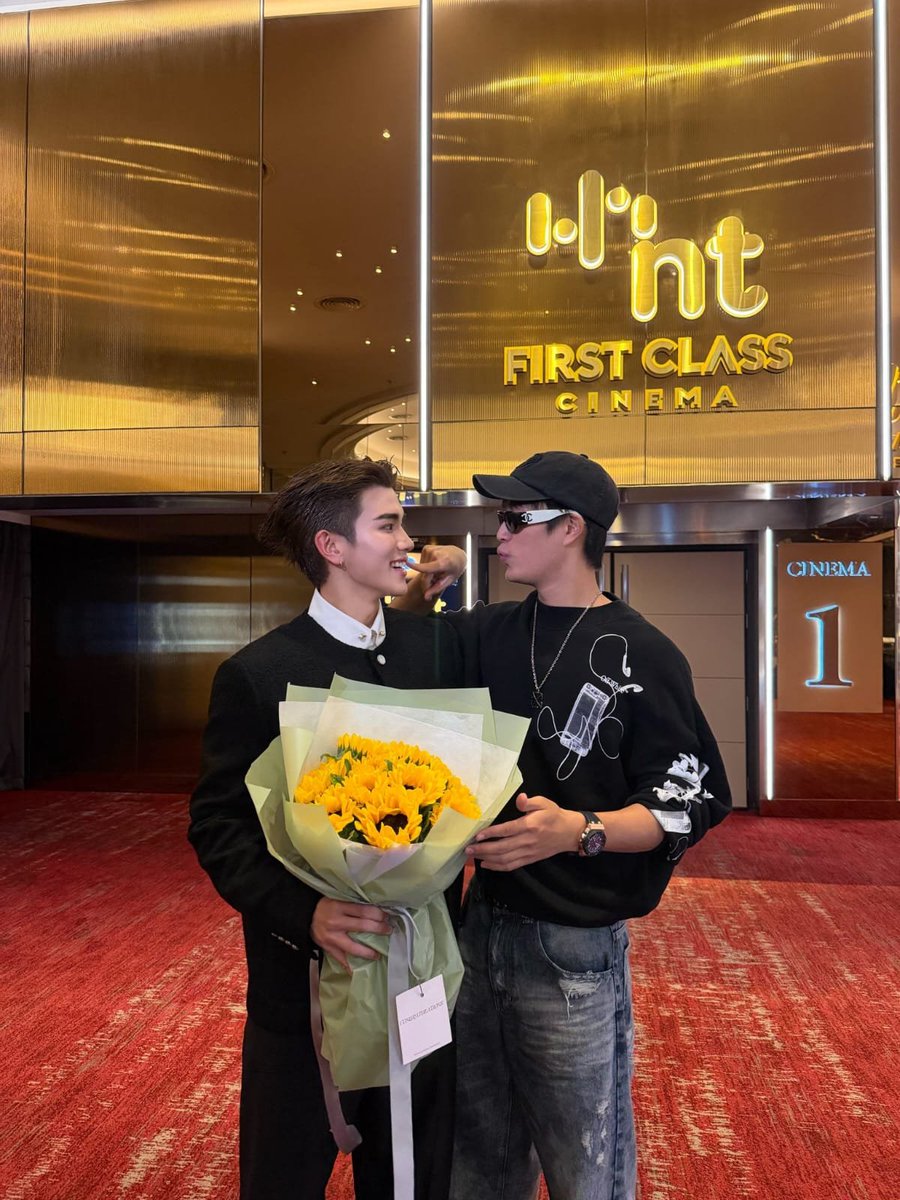 npblent's tweet photo. FOFOS! O ator Gemini surpreendeu Fourth na premiere do filme Kijsada Paradise ao aparecer com um lindo buquê de flores.

#กฤษดาพาราไดซ์ #KijsadaParadise
#GeminiFourth #FourthNattawat
#GMMTV https://t.co/EHM0J5f4JJ