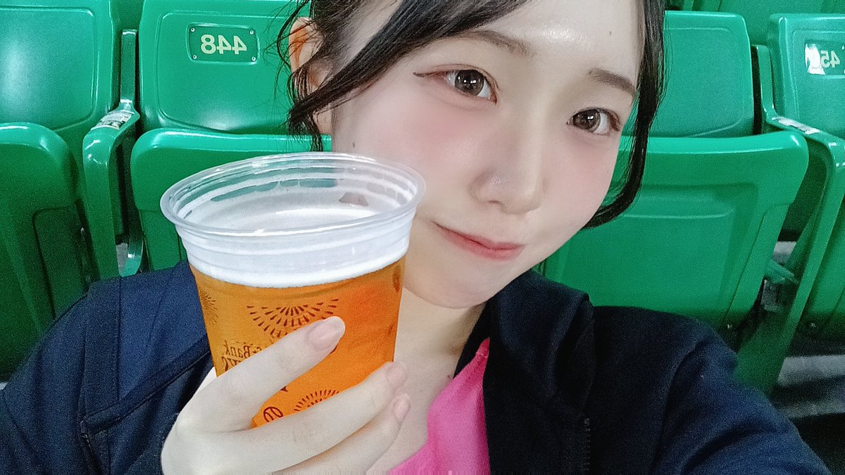 momone_DearPri's tweet photo. お仕事終わりに野球観戦⚾

私がお手洗い行ってるときにホークスに点が入ったけど勝ったけどご機嫌っっ🩷

お酒がおいしいっ！
おやすみなさい🐼🩷 https://t.co/XRZpkZhWuz