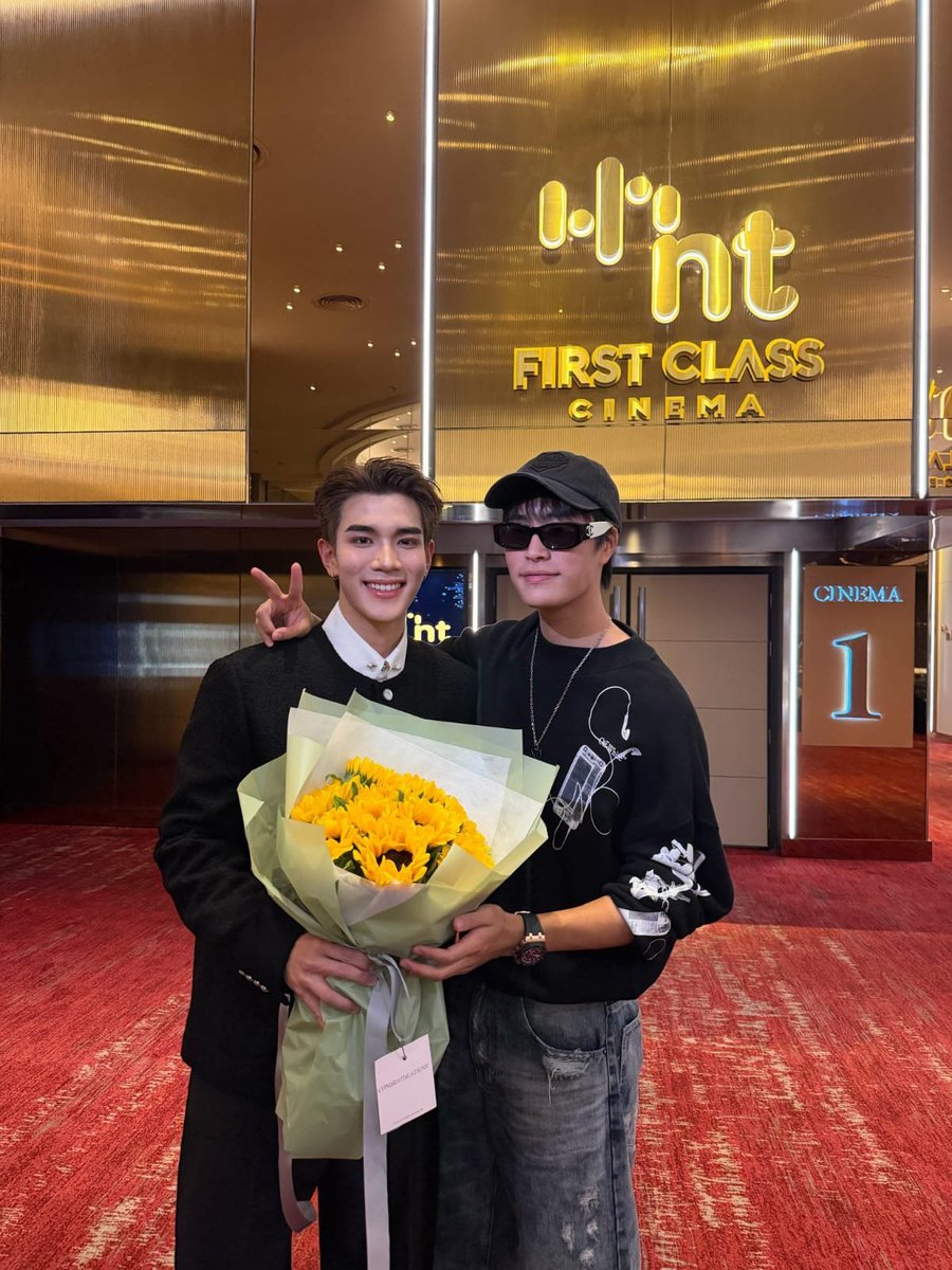 npblent's tweet photo. FOFOS! O ator Gemini surpreendeu Fourth na premiere do filme Kijsada Paradise ao aparecer com um lindo buquê de flores.

#กฤษดาพาราไดซ์ #KijsadaParadise
#GeminiFourth #FourthNattawat
#GMMTV https://t.co/EHM0J5f4JJ
