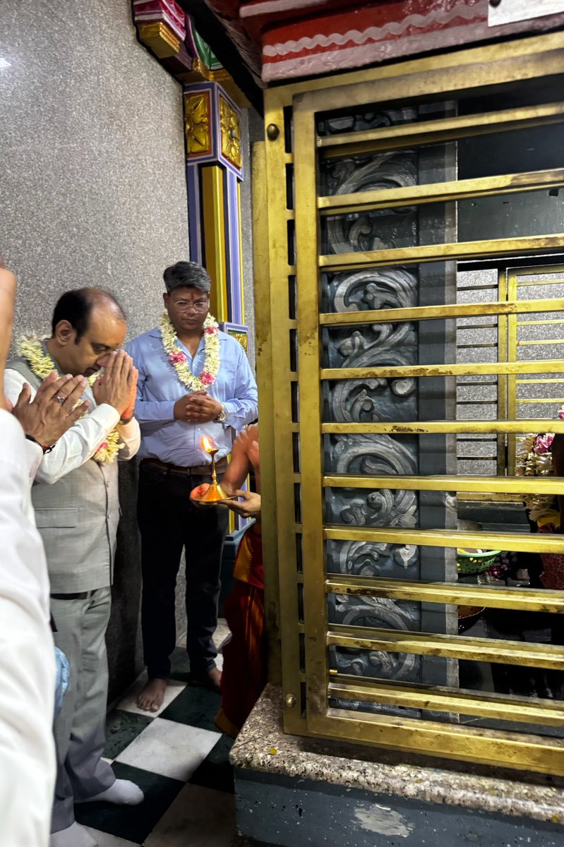 SudhanshuTrived's tweet photo. यशस्वी प्रधानमंत्री श्री @narendramodi जी के लगातार सबसे लंबे समय तक सेवा करने वाले निर्वाचित प्रधानमंत्री बनने के ऐतिहासिक अवसर पर बुधवार को बुध के अधिपति देवता भगवान श्री गणेश के दिल्ली के सरोजनी नगर स्थित श्री विनायक मंदिर में आर.के. पुरम के विधायक श्री अनिल शर्मा जी एवं पार्टी के पदाधिकारियों व कार्यकर्ताओं के साथ पूजा-अर्चना कर उनके उत्तम स्वास्थ्य, दीर्घायु एवं यशस्वी जीवन की कामना की।

प्रधानमंत्री मोदी जी का जीवन राष्ट्रसेवा, जनकल्याण और विकसित भारत के संकल्प को समर्पित रहा है। ईश्वर से प्रार्थना है कि वे इसी ऊर्जा, दूरदृष्टि और समर्पण के साथ भारत माता की सेवा करते रहें तथा उनके नेतृत्व में भारत निरंतर नई ऊँचाइयों को प्राप्त कर राष्ट्र का गौरव बढ़ाता रहे।

प्रधानमंत्री श्री @narendramodi जी का निर्वाचित प्रधानमंत्री के रूप में सबसे बड़े कार्यकाल का कीर्तिमान मात्र एक कीर्तिमान नहीं है यह भारत के नवयुग में नव स्वरूप का नव विहान है।
ईश्वर उन्हें निरंतर आयुष्य शक्ति सामर्थ्य प्रदान करें ताकि वे विकसित भारत के संकल्प को साकार करने में सक्षम हो सकें। 

#LongestServingElectedPMModi