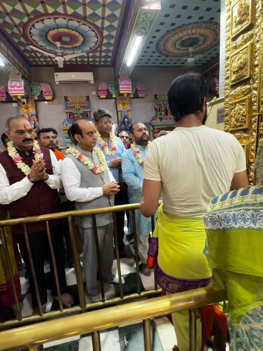 SudhanshuTrived's tweet photo. यशस्वी प्रधानमंत्री श्री @narendramodi जी के लगातार सबसे लंबे समय तक सेवा करने वाले निर्वाचित प्रधानमंत्री बनने के ऐतिहासिक अवसर पर बुधवार को बुध के अधिपति देवता भगवान श्री गणेश के दिल्ली के सरोजनी नगर स्थित श्री विनायक मंदिर में आर.के. पुरम के विधायक श्री अनिल शर्मा जी एवं पार्टी के पदाधिकारियों व कार्यकर्ताओं के साथ पूजा-अर्चना कर उनके उत्तम स्वास्थ्य, दीर्घायु एवं यशस्वी जीवन की कामना की।

प्रधानमंत्री मोदी जी का जीवन राष्ट्रसेवा, जनकल्याण और विकसित भारत के संकल्प को समर्पित रहा है। ईश्वर से प्रार्थना है कि वे इसी ऊर्जा, दूरदृष्टि और समर्पण के साथ भारत माता की सेवा करते रहें तथा उनके नेतृत्व में भारत निरंतर नई ऊँचाइयों को प्राप्त कर राष्ट्र का गौरव बढ़ाता रहे।

प्रधानमंत्री श्री @narendramodi जी का निर्वाचित प्रधानमंत्री के रूप में सबसे बड़े कार्यकाल का कीर्तिमान मात्र एक कीर्तिमान नहीं है यह भारत के नवयुग में नव स्वरूप का नव विहान है।
ईश्वर उन्हें निरंतर आयुष्य शक्ति सामर्थ्य प्रदान करें ताकि वे विकसित भारत के संकल्प को साकार करने में सक्षम हो सकें। 

#LongestServingElectedPMModi