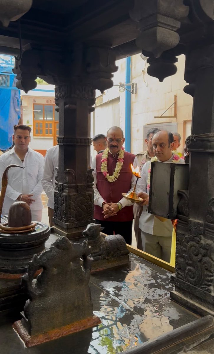 SudhanshuTrived's tweet photo. यशस्वी प्रधानमंत्री श्री @narendramodi जी के लगातार सबसे लंबे समय तक सेवा करने वाले निर्वाचित प्रधानमंत्री बनने के ऐतिहासिक अवसर पर बुधवार को बुध के अधिपति देवता भगवान श्री गणेश के दिल्ली के सरोजनी नगर स्थित श्री विनायक मंदिर में आर.के. पुरम के विधायक श्री अनिल शर्मा जी एवं पार्टी के पदाधिकारियों व कार्यकर्ताओं के साथ पूजा-अर्चना कर उनके उत्तम स्वास्थ्य, दीर्घायु एवं यशस्वी जीवन की कामना की।

प्रधानमंत्री मोदी जी का जीवन राष्ट्रसेवा, जनकल्याण और विकसित भारत के संकल्प को समर्पित रहा है। ईश्वर से प्रार्थना है कि वे इसी ऊर्जा, दूरदृष्टि और समर्पण के साथ भारत माता की सेवा करते रहें तथा उनके नेतृत्व में भारत निरंतर नई ऊँचाइयों को प्राप्त कर राष्ट्र का गौरव बढ़ाता रहे।

प्रधानमंत्री श्री @narendramodi जी का निर्वाचित प्रधानमंत्री के रूप में सबसे बड़े कार्यकाल का कीर्तिमान मात्र एक कीर्तिमान नहीं है यह भारत के नवयुग में नव स्वरूप का नव विहान है।
ईश्वर उन्हें निरंतर आयुष्य शक्ति सामर्थ्य प्रदान करें ताकि वे विकसित भारत के संकल्प को साकार करने में सक्षम हो सकें। 

#LongestServingElectedPMModi