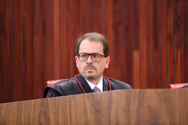 ssicca1's tweet photo. Quando a gente vê um ministro de um tribunal superior eleitoral como o ministro do TSE, Floriano de Azevedo Marques, vir a público para manter a narrativa contra o voto impresso, é quando se nota que a limpeza do sistema ainda não surtiu efeitos.

O ministro ainda discursa como se o objetivo da sociedade fosse voltar a ter votos no papel como antigamente, numa ignorância proposital. Faz de sonso para transmitir a todos que a urna é totalmente confiável e finge que o pedido é simplesmente ter o voto impresso acoplado ao equipamento. Só isso!

Qual é o medo deles, afinal?

Olha o que o ministro declarou publicamente:

“Alguém acreditar que isso [voto impresso] é mais confiável que a urna eletrônica, depois de 30 anos, é irracional”

Ele despreza a inteligência alheia com toda a arrogância e hipocrisia que lhe cabe. Uma desfaçatez gigante e desrespeito a toga que usa e ao cidadão brasileiro.