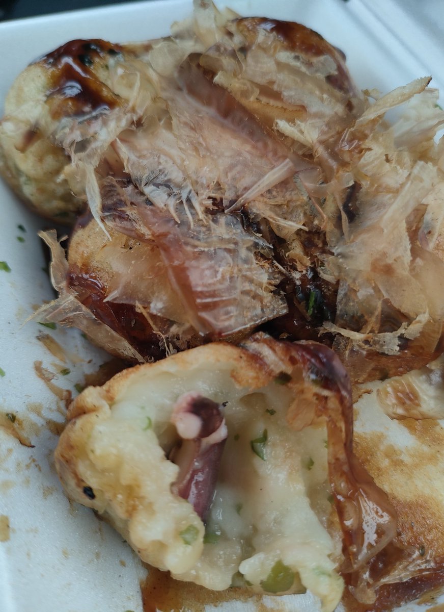 Sunami441's tweet photo. ラ・ムーで100円たこ焼きと100円ソフト。
平日15時半で12人行列の40分まち。
大きめ6個入で🐙もちゃんと入っててかなり美味しい。ソフトもちろん普通に美味しい。
待ちがあるので、またほとぼりさめたら食べたい😀 https://t.co/hTvfdg1Jlz