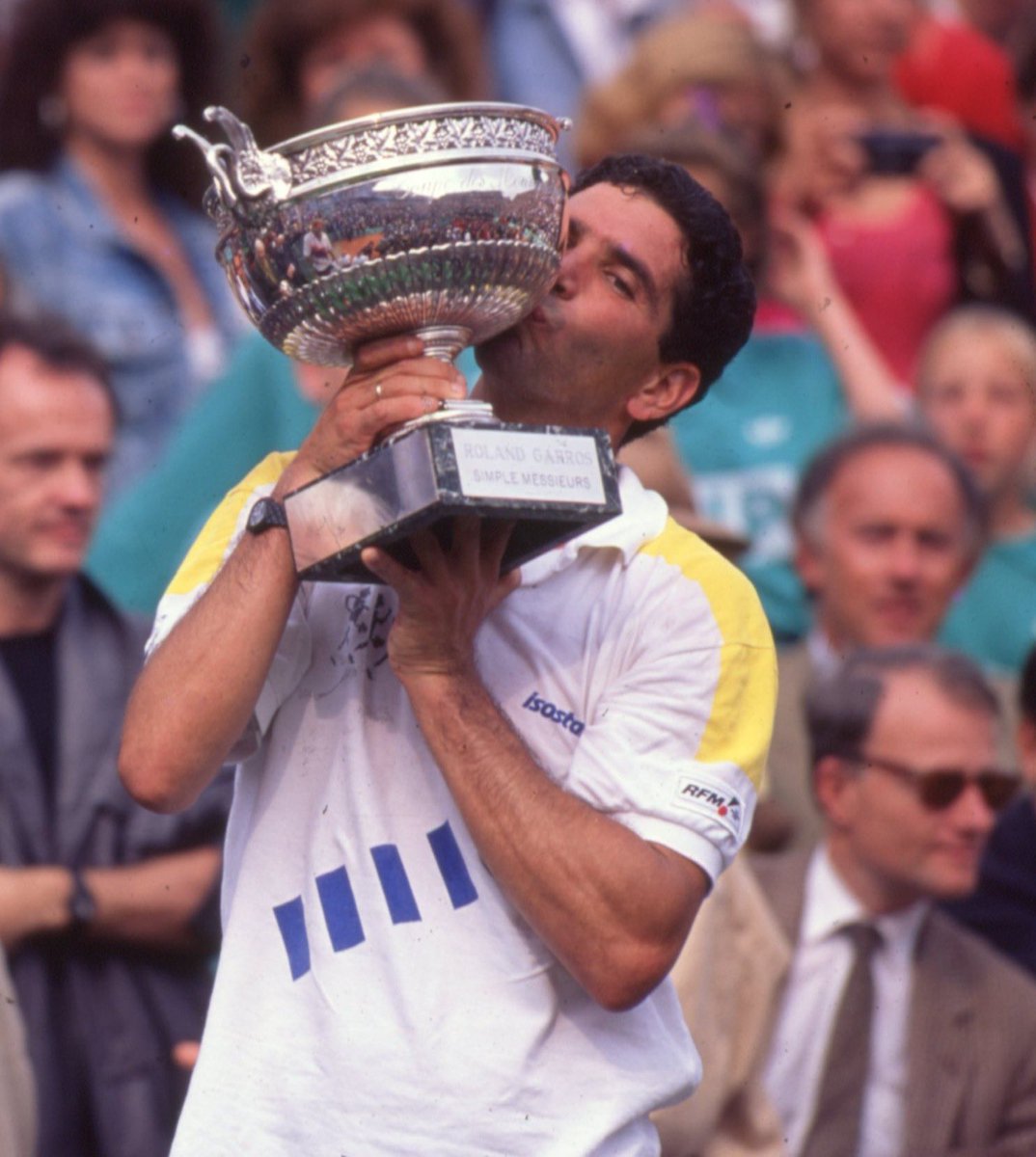 kennycastrog's tweet photo. 🎾 #EfeméridesKCtenis junio 10, 1990 @AndresGomezGogo 🇪🇨 derrotó en la final a #Agassi 🇺🇸 y se coronó campeón de #RolandGarros 
El zurdo tricolor que había ganado los mejores torneos del mundo, logró a los 30 años el que le faltaba, uno de #GrandSlam
📸 @rolandgarros 
#KCtenis 🎾 https://t.co/O0YTtbVMmb