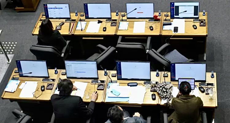 Eneatipo7's tweet photo. SECRETO  BANCARIO
Votación en el Senado.

A) Votaron a Favor por levantarlo.

Pedro Araya (PPD)
Danisa Astudillo (PS)
Karim Bianchi (IND)
Miguel Ángel Calisto (IND)
Fabiola Campillai (IND)
Karol Cariola (PC)
Loreto Carvajal (PPD)
Juan Luis Castro (PS)
Ricardo Celis (PPD)
Daniella Cicardini (PS)
Alfonso de Urresti (PS)
Fidel Espinoza (PS)
Iván Flores (DC)
Francisco Huenchumilla (DC)
Diego Ibáñez (FA)
Vlado Mirosevic (PL)
Daniel Núñez (PC)
Claudia Pascual (PC)
Yasna Provoste (DC)
Gastón Saavedra (PS)
Beatriz Sánchez (FA)
Alejandra Sepúlveda (IND)
Esteban Velásquez (FRVS)
Paulina Vodanovic (PS)

B) Votaron en contra de levantarlo.

Andrea Balladares (RN)
Miguel Ángel Becker (RN)
Rodolfo Carter (IND)
Luciano Cruz-Coke (Evópoli)
Rojo Edwards (IND)
Camila Flores (RN)
Sergio Gahona (UDI)
María José Gatica (RN)
Vanessa Kaiser (Republicanos)
Sebastián Keitel (IND)
Alejandro Kusanovic (IND)
Carlos Ignacio Kuschel (RN)
Enrique Lee (IND)
Andrés Longton (RN)
Javier Macaya (UDI)
Iván Moreira (UDI)
Paulina Núñez (RN)
Manuel José Ossandón (RN)
Gustavo Sanhueza (UDI)
Arturo Squella (Republicanos)
Renzo Trissotti (Republicanos)
Ignacio Urrutia (Republicanos)
Enrique Van Rysselberghe (UDI)
Cristian Vial (IND)

Claramente es la derecha la que se opone a que termine el narcotráfico entre otros delitos.
No sorprende, esa gente es parte del problema.