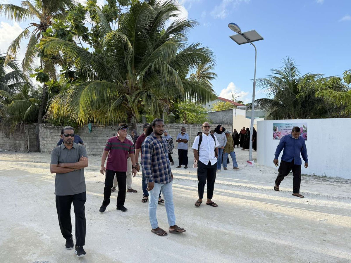 MYC_MDA's tweet photo. ދ. މީދޫ ރަށު ކައުންސިލްގެ ރައީސްގެ އިންތިހާބުގެ ދެވަނަ ބުރުގެ އެމްޑީއޭ ކެންޕެއިން ހަރަކާތްތަކުގެ ތެރެއިން ދޮރުން ދޮރަށް ހިނގުން ރައްޔިތުންނާއި ގާތުން . 

#02 ✅
#މުޙައްމަދުޝާހިދު
#ދމީދޫކައުންސިލްގެރައީސްކަމަށް
#މަގޭޙިއްސާމަގޭރަށަށް https://t.co/6PaO3ACOhg