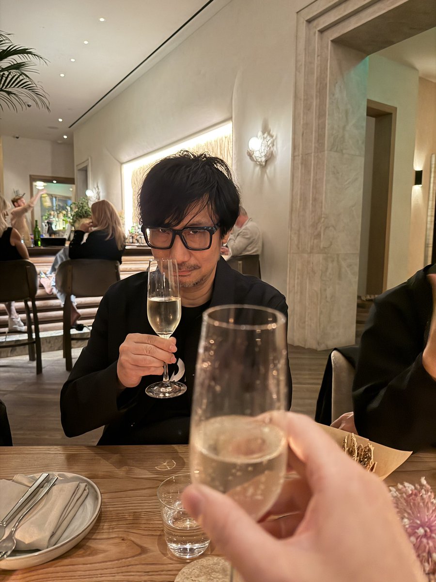 academiadgamers's tweet photo. Mulheres depois de uma briga: Nunca mais vou falar com ela.

Homens depois de uma briga: https://t.co/rjUShgUOnR