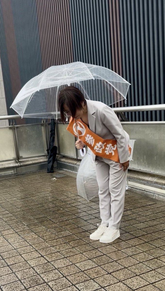 youko_ichinose's tweet photo. 本日も立川駅南口にてご挨拶をさせていただきました🍊✨

朝は雨の中でしたが、学生の皆さんから「応援しています💪」と元気なお声をいただき、私の方がたくさんの力をいただきました☺️🌸

今日お会いした皆さま、本当にありがとうございました🙇‍♀️

そして、一緒に活動してくださった党員の皆さまにも心から感謝いたします✨

明日も一人でも多くの皆さまのお声を伺い、私の想いもしっかり届けられるよう全力で頑張ります💪🍊

#立川市 #参政党 #いちのせ陽子 @sanseito_tama
