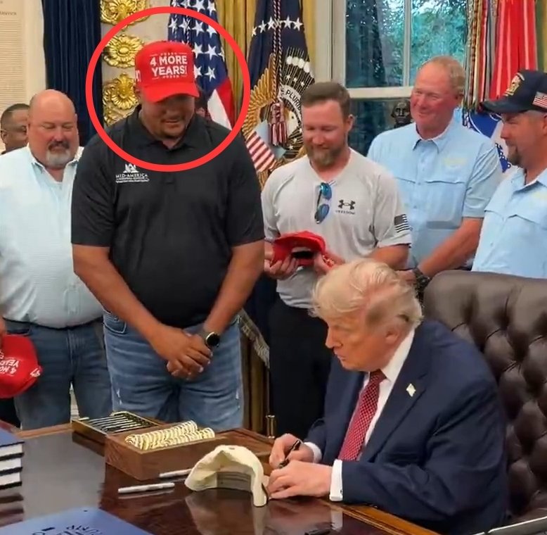 Brick_Suit's tweet photo. I really like this guys hat! 😉🇺🇲 https://t.co/EAYwvAx9zI