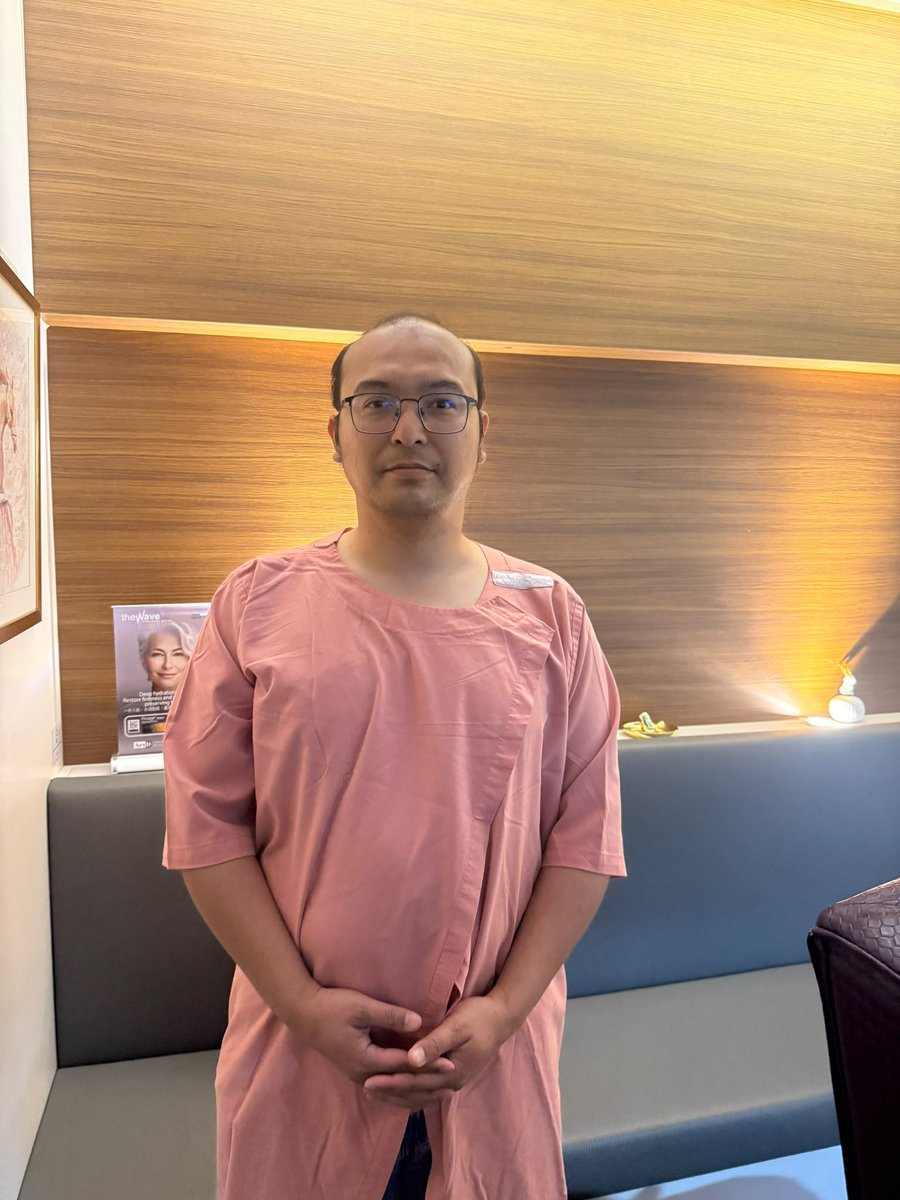 khairul_hafidz's tweet photo. Alhamdulillah selama dua hari ini saya telah menjalani satu prosedur perubatan yang dinamakan hair transplant.

Prosedur ini telah lama saya ingin lakukan tapi baru kali ini mendapat peluang.

Mula-mula berdebar juga macam mana prosedur ini dilakukan. Prosedur ini dilakukan selama dua hari. Hari pertama hair transplant dibuat di sebelah kanan dan hari kedua pula di sebelah kiri.

Macam mana hair transplant ini dibuat? Terdapat dua proses iaitu extraction and planting. Rambut daripada bahagian belakang dan tepi akan di ekstrak dan setelah itu akan ditanam di bahagian depan dan tengah.

Hari pertama boleh tahan juga rasa sakit walaupun telah diberikan bius lokal. Yang sakit sewaktu pemberian ubat bius dan sepanjang proses ekstrak itu juga kadang kala ada rasa sakit sewaktu proses tersebut. Hari kedua kerana dah mentally ready, jadi tak rasa sakit sangat dah.

Yang paling penting dalam hair transplant ini adalah seni daripada pakar sendiri, bagaimana beliau merancang bagaimana rambut itu hendak ditanam. Kalau salah tanam maka memang tak cantiklah hasilnya.

Syukur sebab apa yang dirancang itu berjaya. Cantik rambut yang ditanam. Saya berpuas hati dengan hasilnya.

Tanam rambut ini, kita cuma ada satu peluang. Kerana rambut yang telah diekstrak tak dapat tumbuh kembali, dan kalau rambut itu mati maka tak dapatlah hasil yang kita mahukan. Sebab itu penting siapa pakar yang akan membuat prosedur ini.

Oleh itu, saya sangat sarankan untuk yang berminat membuat hair transplant, buatlah dengan Dr Wan Syazli, Pakar Bedah Plastik dan Rekonstruksi di Avicena Hospital Shah Alam. InsyaAllah service terbaik dan hasilnya sangat memuaskan.