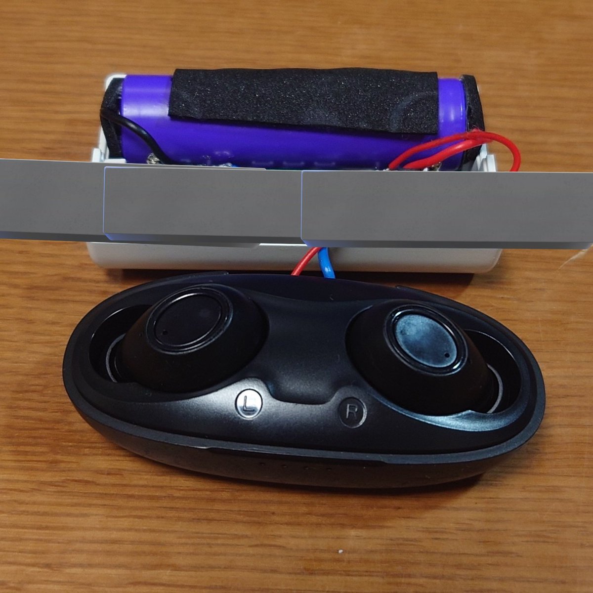 intinfinitycom's tweet photo. 治安悪い電子工作

4年くらい使ってる完全ワイヤレスイヤホンのケースの電池が完全に死んだので、切り離して別のバッテリーを外付け
(充電は元のBMSから行う)

元々3.7V 0.5Ahのところ3.7V 2Ahなので4倍の容量っていう。

代償として持ち歩けなくなった(もともと電池が持たなすぎて外で使えなかった) https://t.co/GGWfey0zmQ