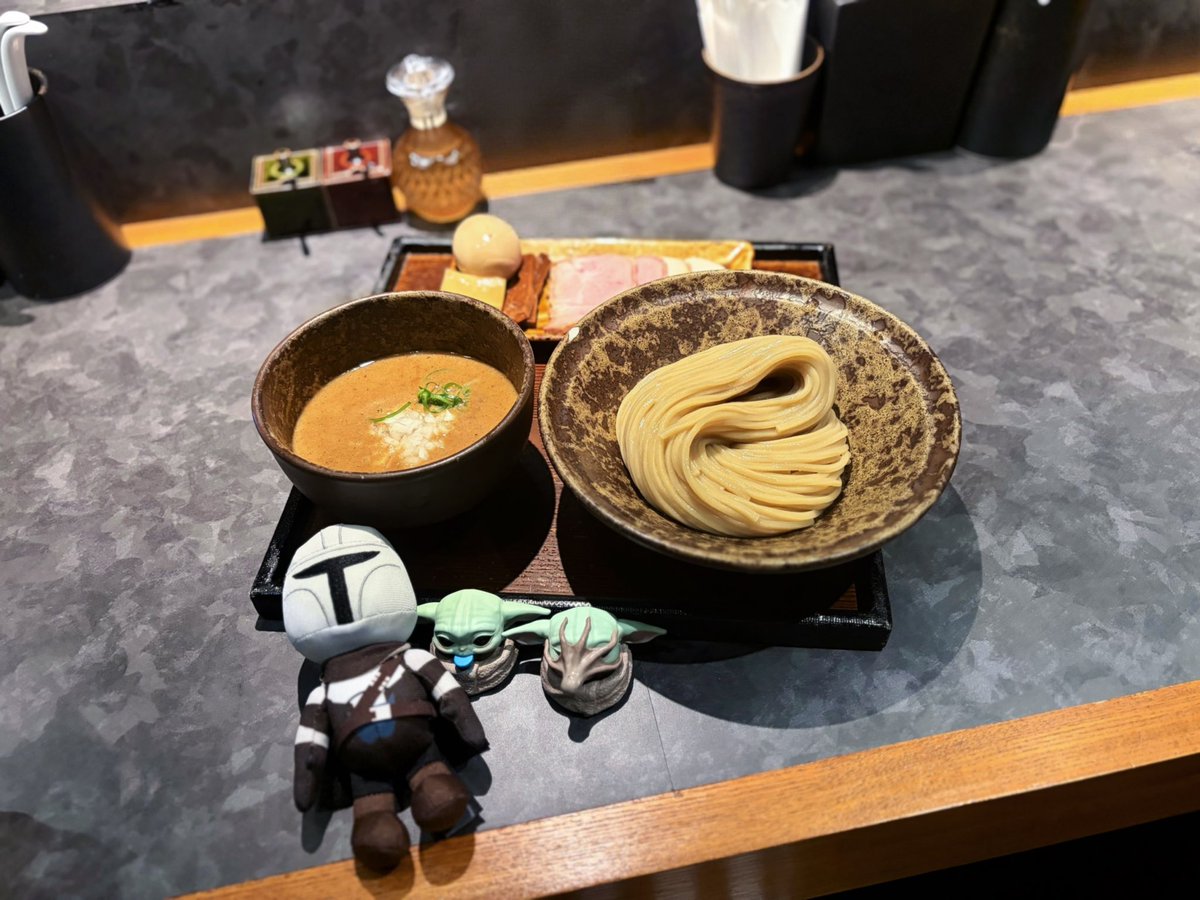 Ao4ppY's tweet photo. ドラマ完走して映画🍿🎥＞ꇴ＜！
ドラマより戦闘激しいしグローグーの成長感じて号泣した、ディンジャリンさんほんと〜にかっこよくてドジ多くて大好き😭グラシネの展示凄かった🤩
行ってみたかった遷senのつけ麺も美味🍜♡
#マンダロリアンアンドグローグー 
#マンドーグローグー #スターウォーズ https://t.co/7hVQFAXk4B