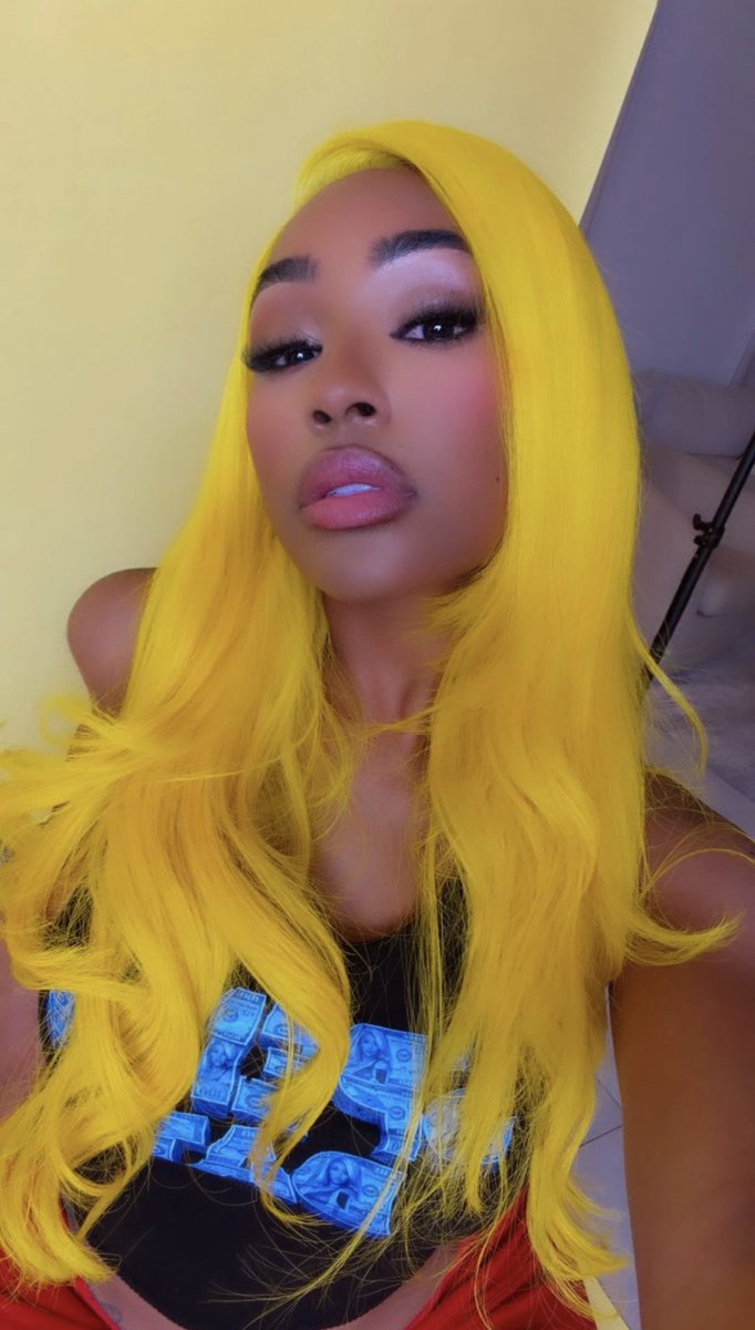 wavecheckers's tweet photo. Yung Miami popped out with Yellow💛 https://t.co/sD9OOYgrfQ