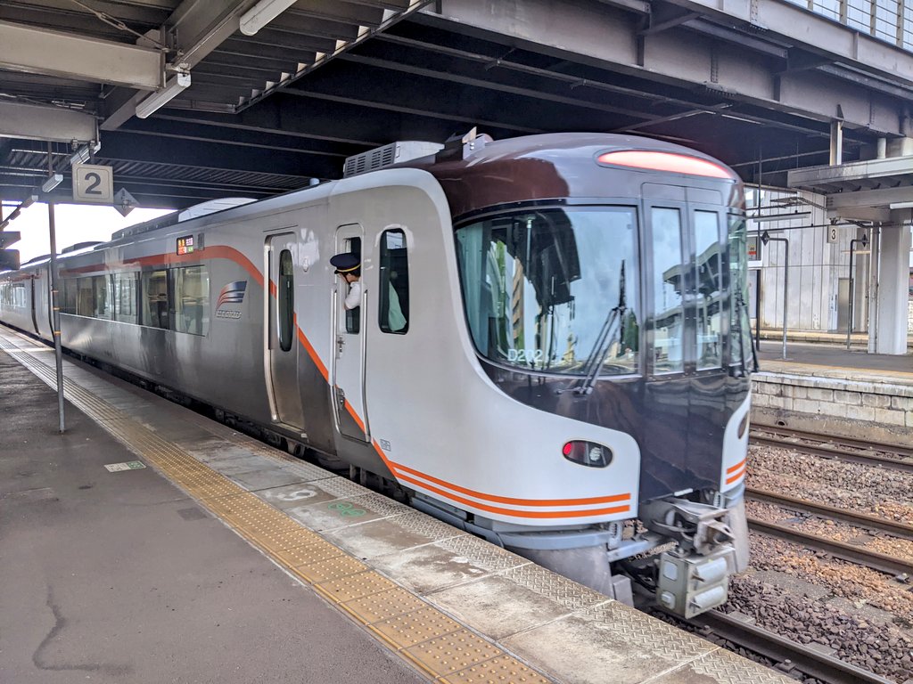 HAMUx2's tweet photo. 約8kmコースを歩いて飛騨古川駅にゴール、小島城などのカードも2枚貰ったよ。あと、参加賞品ポイントの200ptを使って今治フェイスタオル（国産木箱入）をゲット。その後は、君の名は。のシーンとして有名な北側跨線橋から見下ろす飛騨古川駅の線路風景を撮って撤収したよ #さわやかウォーキング https://t.co/x3dc88MYyj