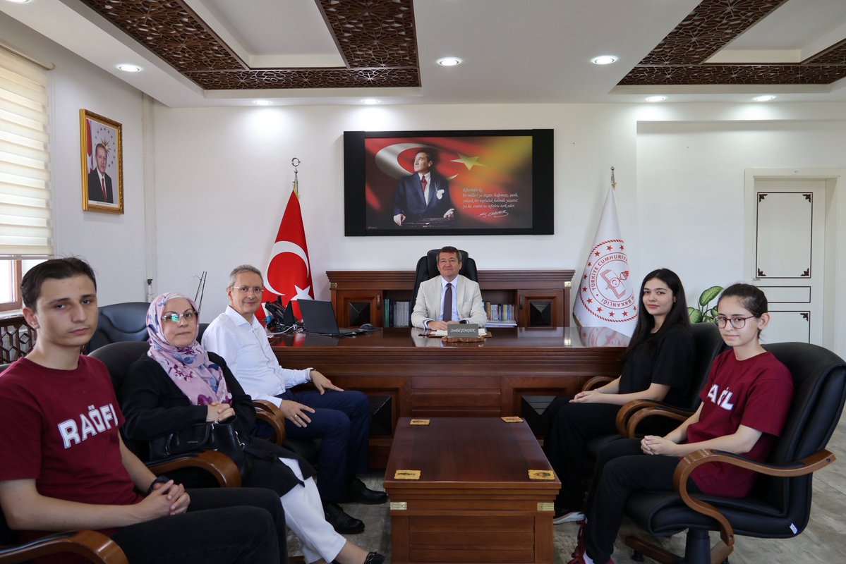 bilecikmem's tweet photo. 📍Bilecik İl Millî Eğitim Müdürlüğü

🌍 Refik Arslan Öztürk Fen Lisesi öğretmen ve öğrencileri, Erasmus+ Programı kapsamında yürütülen “Argümantasyon Tabanlı Yaklaşım ile Bilimsel Yolculuk” projesi çerçevesinde uluslararası hareketlilik faaliyetlerine katıldı.

🇭🇷 4-8 Mayıs 2026 tarihleri arasında Hırvatistan’ın Osijek kentinde kısa dönem öğrenci hareketliliği,
🇭🇺 11-15 Mayıs 2026 tarihleri arasında ise Macaristan’ın Budapeşte şehrinde öğretmen iş başı gözlem hareketliliği gerçekleştirildi.

🤝 Yurt dışı faaliyetlerinin ardından öğrencilerimiz ve refakatçi öğretmenlerimiz, İl Millî Eğitim Müdürümüz Serdal Şimşek’i makamında ziyaret etti.

📚 Gerçekleştirilen çalışmalar hakkında bilgi alan İl Millî Eğitim Müdürümüz, uluslararası projelerin öğrencilerimizin bilimsel, akademik, sosyal ve kültürel gelişimlerine sağladığı katkılara dikkat çekerek projede görev alan öğretmen ve öğrencilerimizi tebrik etti.

🌐 Eğitimde uluslararası iş birliklerini güçlendirmeye yönelik çalışmalarımız kararlılıkla devam ediyor.

@srdl_simsek