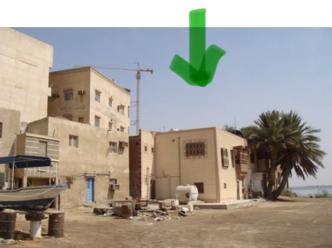 DrAlkhodairy's tweet photo. نكتب التاريخ… ونتقدم على سائر الدول التي إنشغلت بالهدم لا البناء.. فلا يفوتكم التوثيق وتصوير الأماكن (قبل وبعد في ينبع كمثال على هذا التسارع التنموي الحضاري )، تداولت اطراف الحديث مع الشريف الدكتور عبدالعزيز بن حامد بن زارع السيد ( المسشار التنفيذي مستشفى الملك فيصل مدير ادارة قبول المرضى سابقا) @alsayed1418 الرجل الخلوق الهاديء ووالد كلا من الدكتور فهد السيد والدكتور مشعل والدكتور سعود والمهندس مشاري وهو وأسرته المتميزة الناجحة من أهالي ينبع القدماء حيث عمل أجداده بالتجارة( عبر سفن كبيرة كانت تنقل الحجاج والبضائع منذ أكثر من 450 سنة) ، عاش الدكتور عبدالعزيز طفولته على شاطئ البحر مباشرة بدون أي فاصل بينهم وبين البحر! وكان بيته
 ( الظاهر بالصورة👇🏾تحت السهم الأخضر)، 
وهي صورة قبل  ٢٠ سنة فقط! والبيت تدور في جوانبه أصداء صوت موج البحر وهديره ليلاً ونهاراً، 
مستمتعون بمنظر مرور السفن  الى الميناء من مشارف  منزلهم ويقضون يومهم بالسباحة ، ويقومون أحياناً بهواية الصيد كهواية لا احتراف،  وكانت الأسماك تتقافز أمام بيتهم وكأنها تقول: هيت لكم !!!  ولم يكن أهل ينبع كلهم يأكلون الربيان ولا الأستكوزا ولا الكابوريا.. فقط يتناولون السمك وكانوا يسمونه الحوت،ويتناولون الأسماك بعدة طرق من أشهرها الصيادية وغيرها، ومما يذكره الدكتور عبدالعزيز أنهم علموا لأول مرة بأن الربيان والكابوريا والأستكوزا  انها تؤكل حينما بدأت التنمية الصناعية وقدم إلى ينبع مختلف العاملين من جنسيات متعددة  لبناء المدينة الصناعية  و لم ياكلونها  . ويقع غرب بيتهم مقبرة الشيخ زارع (جده) والتي أوقفها جده الشيخ زارع منذ أكثر من  ٣ قرون تقريبا لدفن الموتى ( وتغير إسمها إلى مقبرة الشاطئ حديثاً ) وفي الصور👇🏾
بيتهم قبل بوادر التمنية والتعمير والتطوير ( قبل عشرين سنة فقط) 
ثم صورة حديثة للتغيرات التي شهدتها ينبع حيث دخل بيتهم ضمن ميناء ينبع.