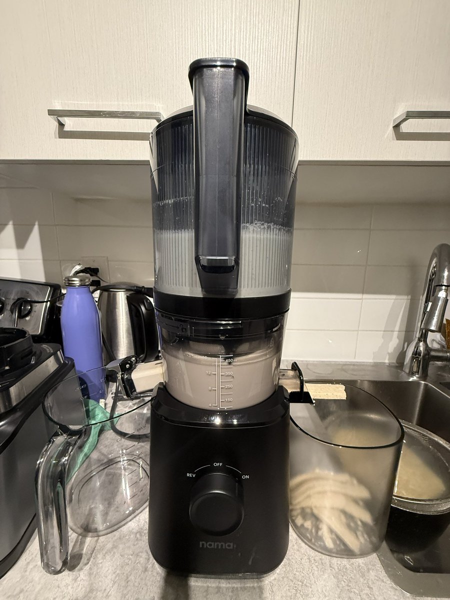 Natachyy's tweet photo. An easy way to make akamu (pap) 
Blend and finish up in the juicer https://t.co/jWBazFQdGn
