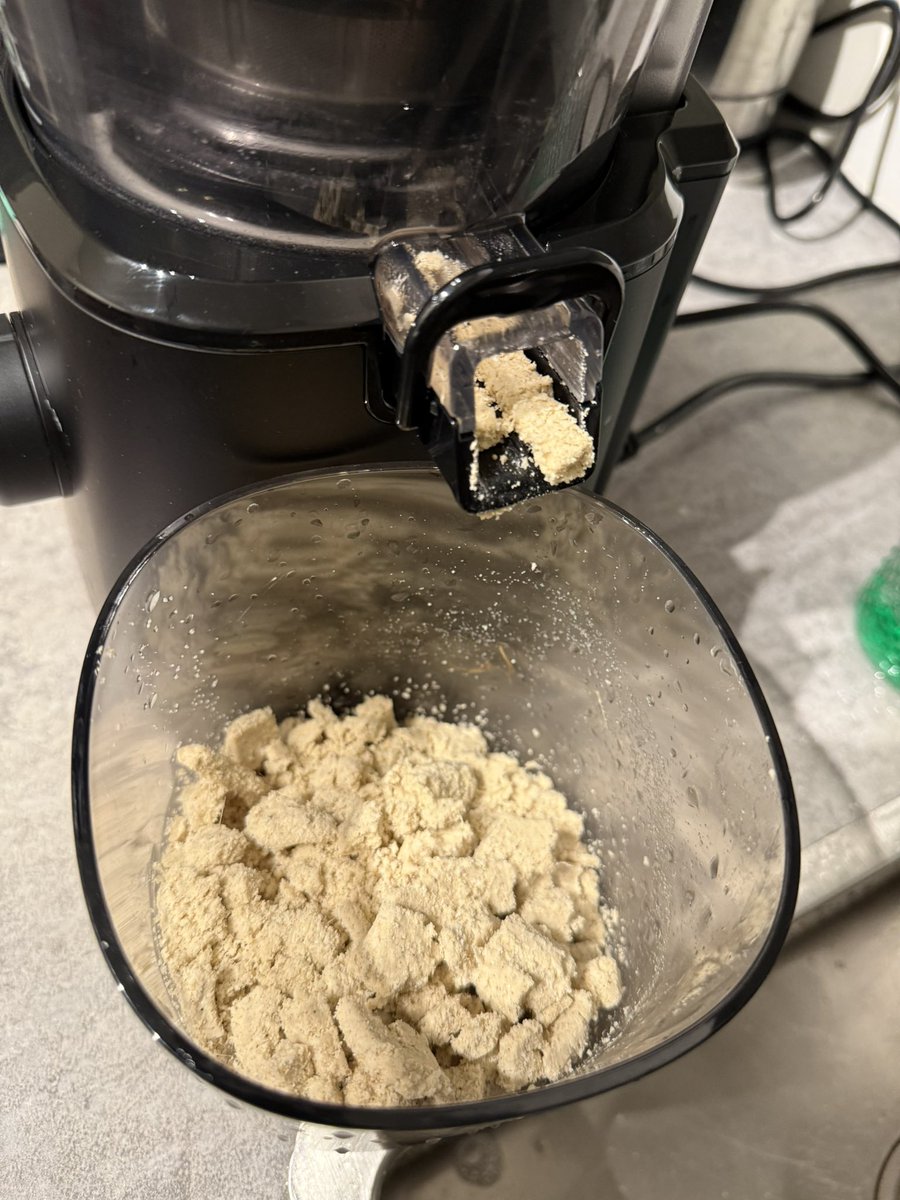 Natachyy's tweet photo. An easy way to make akamu (pap) 
Blend and finish up in the juicer https://t.co/jWBazFQdGn