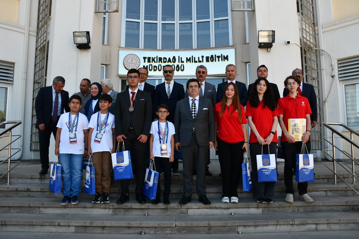 tekirdagmem's tweet photo. TÜBİTAK tarafından her yıl düzenlenen 2204-A Lise Öğrencileri Araştırma Projeleri Yarışması ve 2204-B Ortaokul Öğrencileri Araştırma Projeleri Yarışması Türkiye Finalleri, Ankara’da gerçekleştirildi. Türkiye genelinden binlerce projenin başvurduğu yarışmalarda, bölge aşamalarını başarıyla geçen projeler Türkiye finallerinde bilimsel değerlendirmeye tabi tutuldu.
Bu yıl gerçekleştirilen Türkiye finallerinde Tekirdağ, elde ettiği derecelerle önemli bir başarıya imza attı.

Türkiye finallerinde derece elde eden öğrenciler ve danışman öğretmenleri Tekirdağ İl Millî Eğitim Müdürlüğünde misafir edildi.

Makam kabulüne; Çerkezköy İlçe Millî Eğitim Müdürü Erdal Aslan, Çorlu İlçe Millî Eğitim Müdürü Hüseyin Erdoğan ve Süleymanpaşa İlçe Millî Eğitim Müdürü Fahri Kırmızı da katıldı.
Kabulde, Türkiye derecesi elde eden okul yöneticileri, danışman öğretmenler ve öğrenciler yer aldı.
Çerkezköy Seval Ahmet Çetin Fen Lisesi, 2204-A Lise Öğrencileri Araştırma Projeleri Yarışması Fizik Alanında Türkiye üçüncülüğü elde etti. Okul Müdürü Muammer Cenk, Danışman Öğretmen Selçuk Özel ve öğrenci Şahin Soylu başarılarından dolayı tebrik edildi.

Süleymanpaşa Tekirdağ Belediyesi Mehmet Serez Sosyal Bilimler Lisesi ise 2204-A Lise Öğrencileri Araştırma Projeleri Yarışması Psikoloji Alanında Türkiye ikincisi oldu. Başarılı projede Okul Müdürü Mehmet Solak, Danışman Öğretmen Selçuk Daloğlu ile öğrenciler Rüzgar Tuna, Zeynep Türkan Yeşilçimen ve Zeynep Fatma Göksel görev aldı.

Çorlu Bilim ve Sanat Merkezi de 2204-B Ortaokul Öğrencileri Araştırma Projeleri Yarışması Yazılım Alanında Türkiye ikinciliği elde etti. Başarılı projede Okul Müdürü Kadir Şahin, Danışman Öğretmen Emine Gül Özkan ile öğrenciler Ömer Faruk Akdi, Toprak Çivil ve Ali Fikri Gazi yer aldı.

Makam kabulünde öğrenciler, yarışma sürecinde geliştirdikleri projeler hakkında bilgi verirken, elde ettikleri başarıların arkasındaki çalışma süreçlerini de paylaştı. İl Milli Eğitim Müdürü Dr. Yeniyol, öğrencileri, danışman öğretmenleri ve okul yöneticilerini tebrik ederek, bilimsel çalışmaların ve proje üretme kültürünün yaygınlaştırılmasının önemine dikkat çekti.

Tekirdağ’ın eğitim alanındaki başarılarını bir kez daha ortaya koyan bu dereceler, öğrencilerin bilimsel araştırma ve teknoloji geliştirme konusundaki yetkinliklerini gözler önüne serdi.
https://t.co/VnEFSPKKkd
@tcmeb @Yusuf__Tekin 
@drazizyeniyol