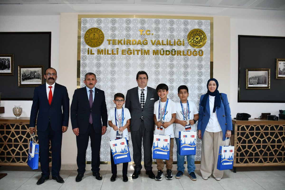 tekirdagmem's tweet photo. TÜBİTAK tarafından her yıl düzenlenen 2204-A Lise Öğrencileri Araştırma Projeleri Yarışması ve 2204-B Ortaokul Öğrencileri Araştırma Projeleri Yarışması Türkiye Finalleri, Ankara’da gerçekleştirildi. Türkiye genelinden binlerce projenin başvurduğu yarışmalarda, bölge aşamalarını başarıyla geçen projeler Türkiye finallerinde bilimsel değerlendirmeye tabi tutuldu.
Bu yıl gerçekleştirilen Türkiye finallerinde Tekirdağ, elde ettiği derecelerle önemli bir başarıya imza attı.

Türkiye finallerinde derece elde eden öğrenciler ve danışman öğretmenleri Tekirdağ İl Millî Eğitim Müdürlüğünde misafir edildi.

Makam kabulüne; Çerkezköy İlçe Millî Eğitim Müdürü Erdal Aslan, Çorlu İlçe Millî Eğitim Müdürü Hüseyin Erdoğan ve Süleymanpaşa İlçe Millî Eğitim Müdürü Fahri Kırmızı da katıldı.
Kabulde, Türkiye derecesi elde eden okul yöneticileri, danışman öğretmenler ve öğrenciler yer aldı.
Çerkezköy Seval Ahmet Çetin Fen Lisesi, 2204-A Lise Öğrencileri Araştırma Projeleri Yarışması Fizik Alanında Türkiye üçüncülüğü elde etti. Okul Müdürü Muammer Cenk, Danışman Öğretmen Selçuk Özel ve öğrenci Şahin Soylu başarılarından dolayı tebrik edildi.

Süleymanpaşa Tekirdağ Belediyesi Mehmet Serez Sosyal Bilimler Lisesi ise 2204-A Lise Öğrencileri Araştırma Projeleri Yarışması Psikoloji Alanında Türkiye ikincisi oldu. Başarılı projede Okul Müdürü Mehmet Solak, Danışman Öğretmen Selçuk Daloğlu ile öğrenciler Rüzgar Tuna, Zeynep Türkan Yeşilçimen ve Zeynep Fatma Göksel görev aldı.

Çorlu Bilim ve Sanat Merkezi de 2204-B Ortaokul Öğrencileri Araştırma Projeleri Yarışması Yazılım Alanında Türkiye ikinciliği elde etti. Başarılı projede Okul Müdürü Kadir Şahin, Danışman Öğretmen Emine Gül Özkan ile öğrenciler Ömer Faruk Akdi, Toprak Çivil ve Ali Fikri Gazi yer aldı.

Makam kabulünde öğrenciler, yarışma sürecinde geliştirdikleri projeler hakkında bilgi verirken, elde ettikleri başarıların arkasındaki çalışma süreçlerini de paylaştı. İl Milli Eğitim Müdürü Dr. Yeniyol, öğrencileri, danışman öğretmenleri ve okul yöneticilerini tebrik ederek, bilimsel çalışmaların ve proje üretme kültürünün yaygınlaştırılmasının önemine dikkat çekti.

Tekirdağ’ın eğitim alanındaki başarılarını bir kez daha ortaya koyan bu dereceler, öğrencilerin bilimsel araştırma ve teknoloji geliştirme konusundaki yetkinliklerini gözler önüne serdi.
https://t.co/VnEFSPKKkd
@tcmeb @Yusuf__Tekin 
@drazizyeniyol