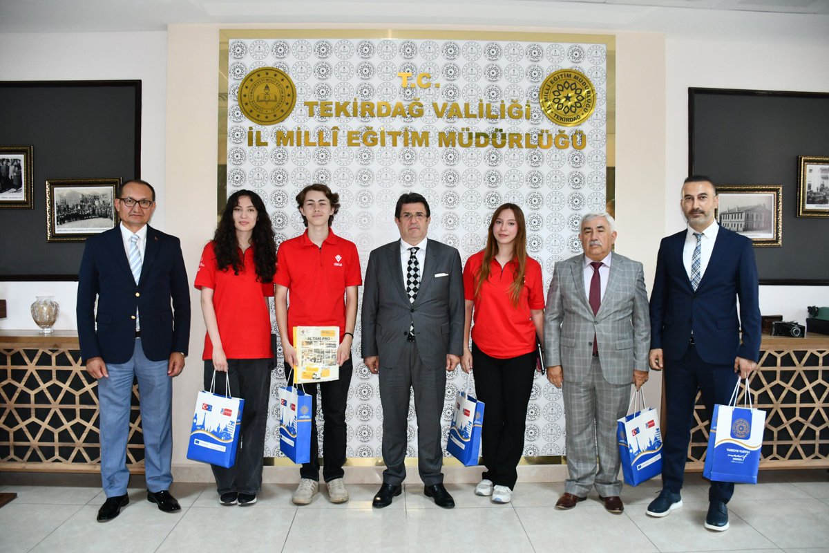 tekirdagmem's tweet photo. TÜBİTAK tarafından her yıl düzenlenen 2204-A Lise Öğrencileri Araştırma Projeleri Yarışması ve 2204-B Ortaokul Öğrencileri Araştırma Projeleri Yarışması Türkiye Finalleri, Ankara’da gerçekleştirildi. Türkiye genelinden binlerce projenin başvurduğu yarışmalarda, bölge aşamalarını başarıyla geçen projeler Türkiye finallerinde bilimsel değerlendirmeye tabi tutuldu.
Bu yıl gerçekleştirilen Türkiye finallerinde Tekirdağ, elde ettiği derecelerle önemli bir başarıya imza attı.

Türkiye finallerinde derece elde eden öğrenciler ve danışman öğretmenleri Tekirdağ İl Millî Eğitim Müdürlüğünde misafir edildi.

Makam kabulüne; Çerkezköy İlçe Millî Eğitim Müdürü Erdal Aslan, Çorlu İlçe Millî Eğitim Müdürü Hüseyin Erdoğan ve Süleymanpaşa İlçe Millî Eğitim Müdürü Fahri Kırmızı da katıldı.
Kabulde, Türkiye derecesi elde eden okul yöneticileri, danışman öğretmenler ve öğrenciler yer aldı.
Çerkezköy Seval Ahmet Çetin Fen Lisesi, 2204-A Lise Öğrencileri Araştırma Projeleri Yarışması Fizik Alanında Türkiye üçüncülüğü elde etti. Okul Müdürü Muammer Cenk, Danışman Öğretmen Selçuk Özel ve öğrenci Şahin Soylu başarılarından dolayı tebrik edildi.

Süleymanpaşa Tekirdağ Belediyesi Mehmet Serez Sosyal Bilimler Lisesi ise 2204-A Lise Öğrencileri Araştırma Projeleri Yarışması Psikoloji Alanında Türkiye ikincisi oldu. Başarılı projede Okul Müdürü Mehmet Solak, Danışman Öğretmen Selçuk Daloğlu ile öğrenciler Rüzgar Tuna, Zeynep Türkan Yeşilçimen ve Zeynep Fatma Göksel görev aldı.

Çorlu Bilim ve Sanat Merkezi de 2204-B Ortaokul Öğrencileri Araştırma Projeleri Yarışması Yazılım Alanında Türkiye ikinciliği elde etti. Başarılı projede Okul Müdürü Kadir Şahin, Danışman Öğretmen Emine Gül Özkan ile öğrenciler Ömer Faruk Akdi, Toprak Çivil ve Ali Fikri Gazi yer aldı.

Makam kabulünde öğrenciler, yarışma sürecinde geliştirdikleri projeler hakkında bilgi verirken, elde ettikleri başarıların arkasındaki çalışma süreçlerini de paylaştı. İl Milli Eğitim Müdürü Dr. Yeniyol, öğrencileri, danışman öğretmenleri ve okul yöneticilerini tebrik ederek, bilimsel çalışmaların ve proje üretme kültürünün yaygınlaştırılmasının önemine dikkat çekti.

Tekirdağ’ın eğitim alanındaki başarılarını bir kez daha ortaya koyan bu dereceler, öğrencilerin bilimsel araştırma ve teknoloji geliştirme konusundaki yetkinliklerini gözler önüne serdi.
https://t.co/VnEFSPKKkd
@tcmeb @Yusuf__Tekin 
@drazizyeniyol